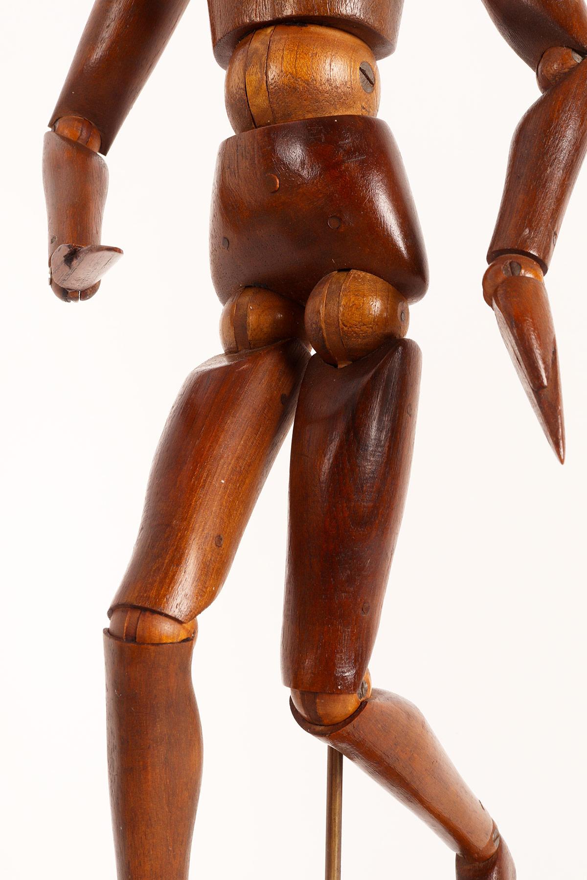An articulated female artist model, walnut and maple wood, France 1920. For Sale 5