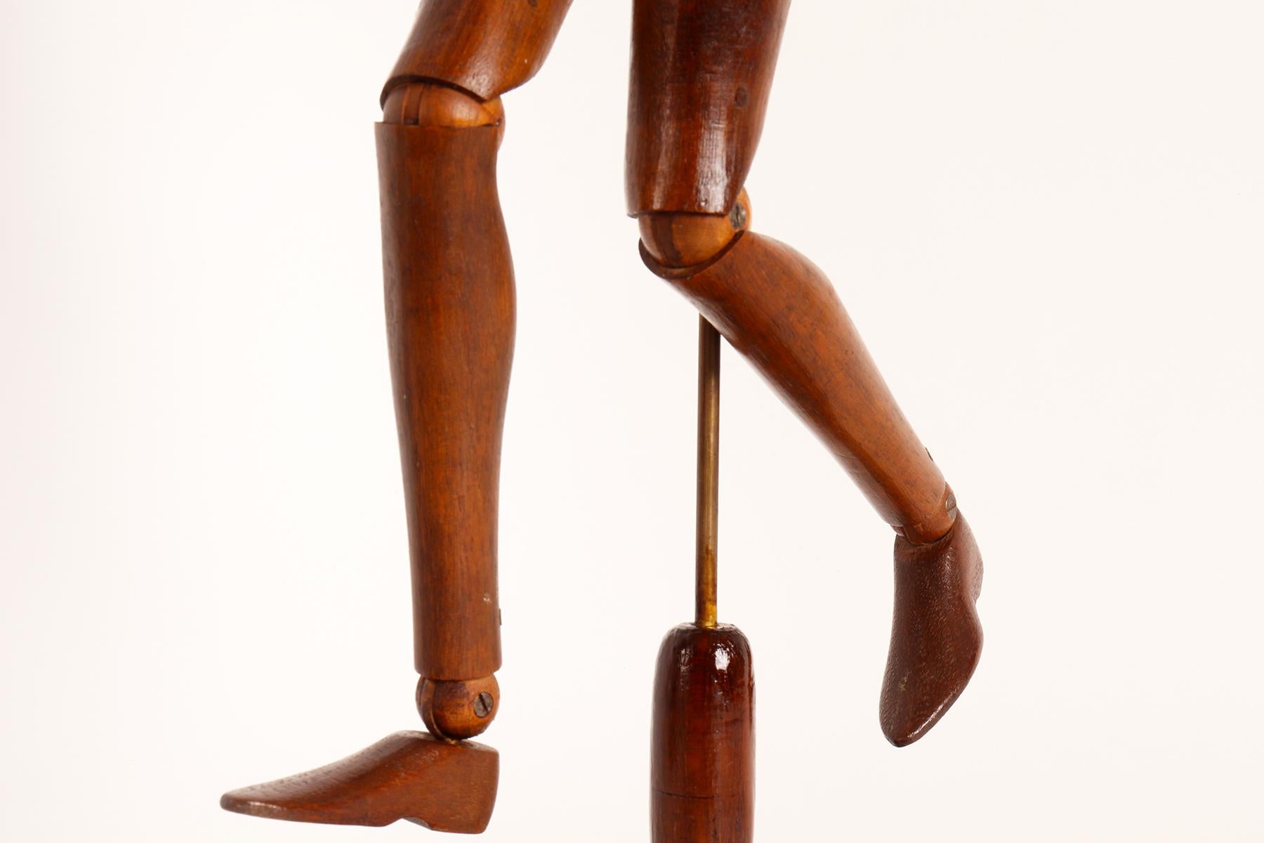 An articulated female artist model, walnut and maple wood, France 1920. For Sale 6