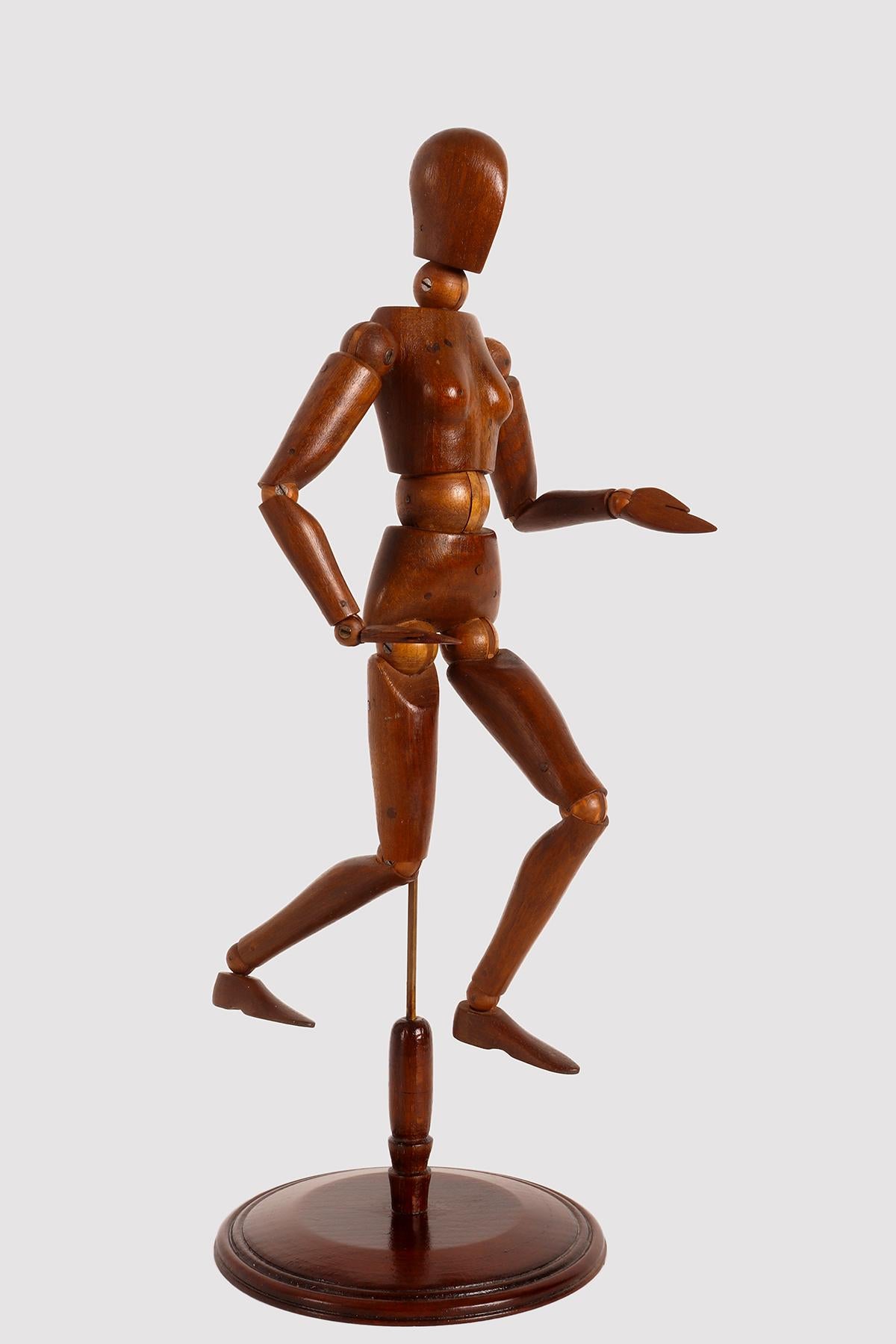 Italian An articulated female artist model, walnut and maple wood, France 1920. For Sale