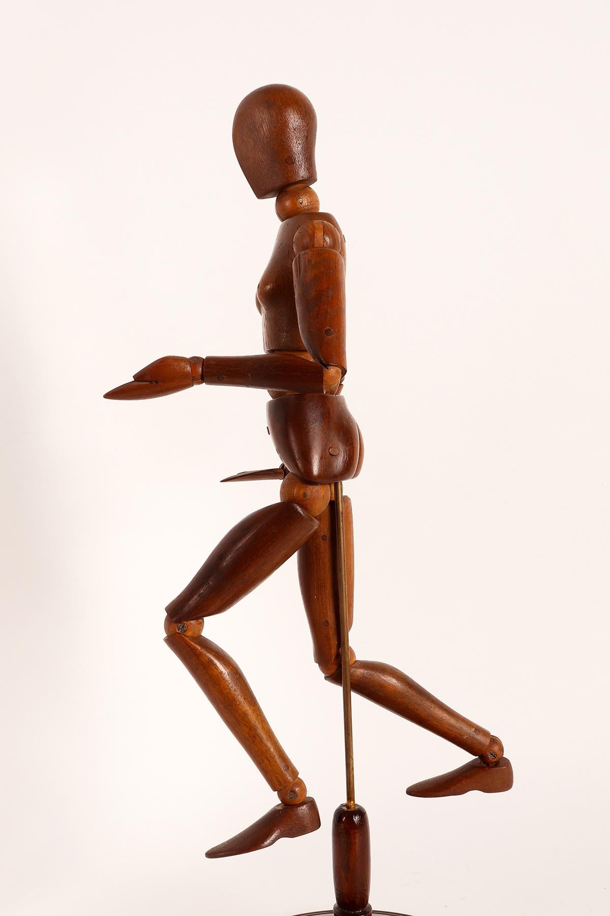 20th Century An articulated female artist model, walnut and maple wood, France 1920. For Sale