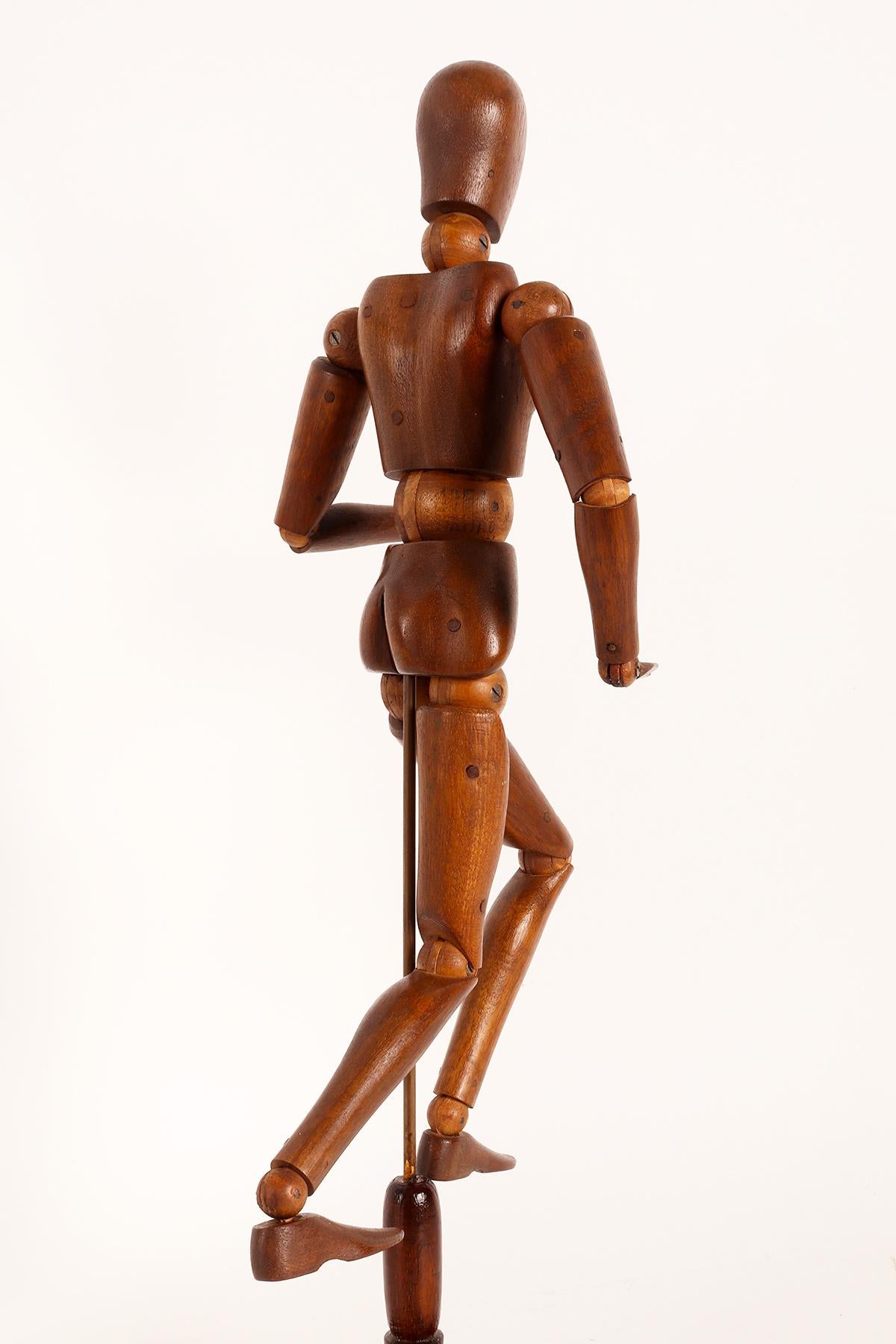 An articulated female artist model, walnut and maple wood, France 1920. For Sale 1