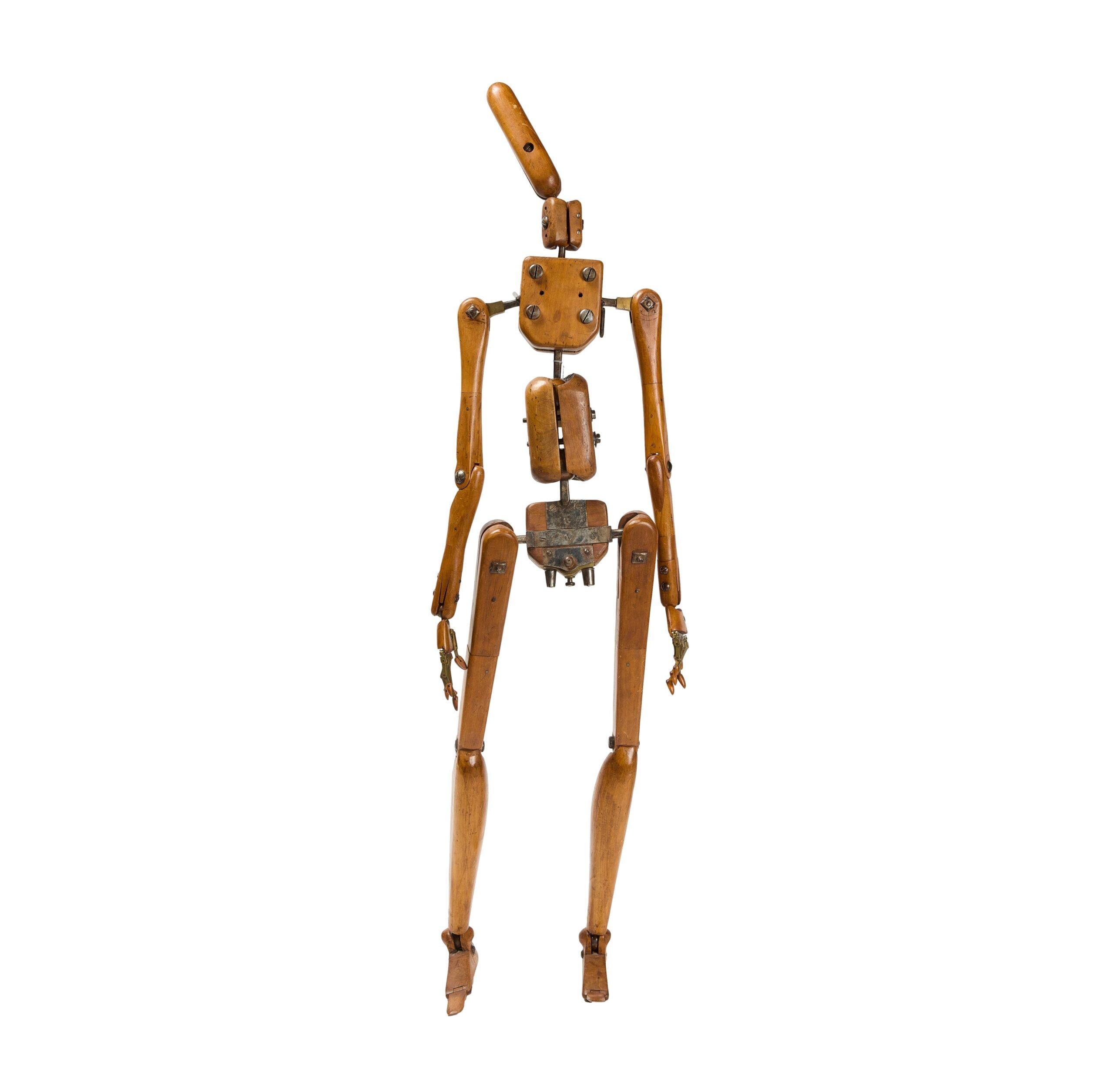 Un manichino articolato in legno di faggio colorato, noce e sughero, francese, attribuito a François-Pierre Guillois, Literature J. Munro, Mannequin d'artiste, mannequin fétiche, cat. exp., Paris, 2015, pp. 50-51. Questa scultura ha la stessa