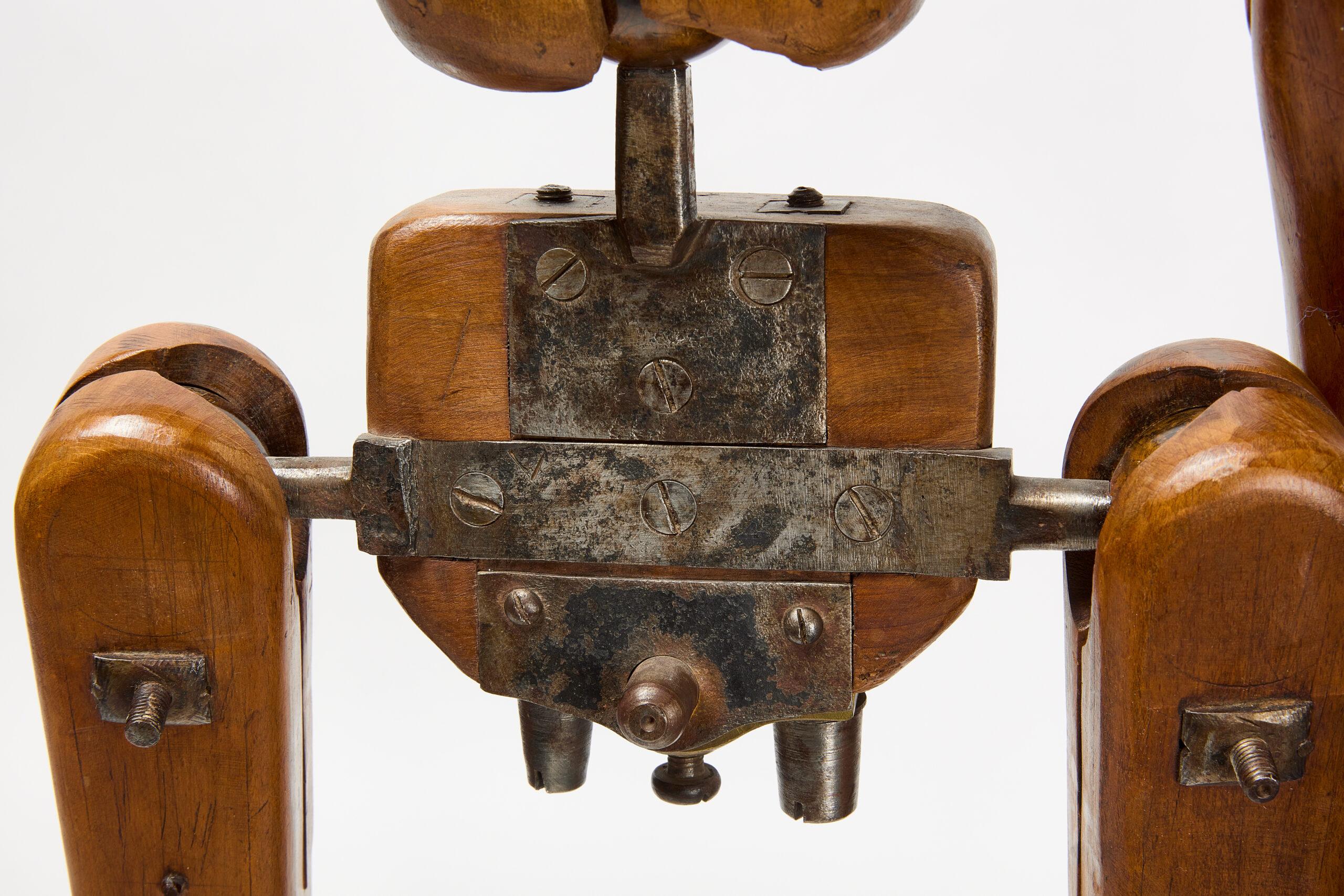 Francese Un manichino articolato in legno di faggio colorato, noce e sughero in vendita