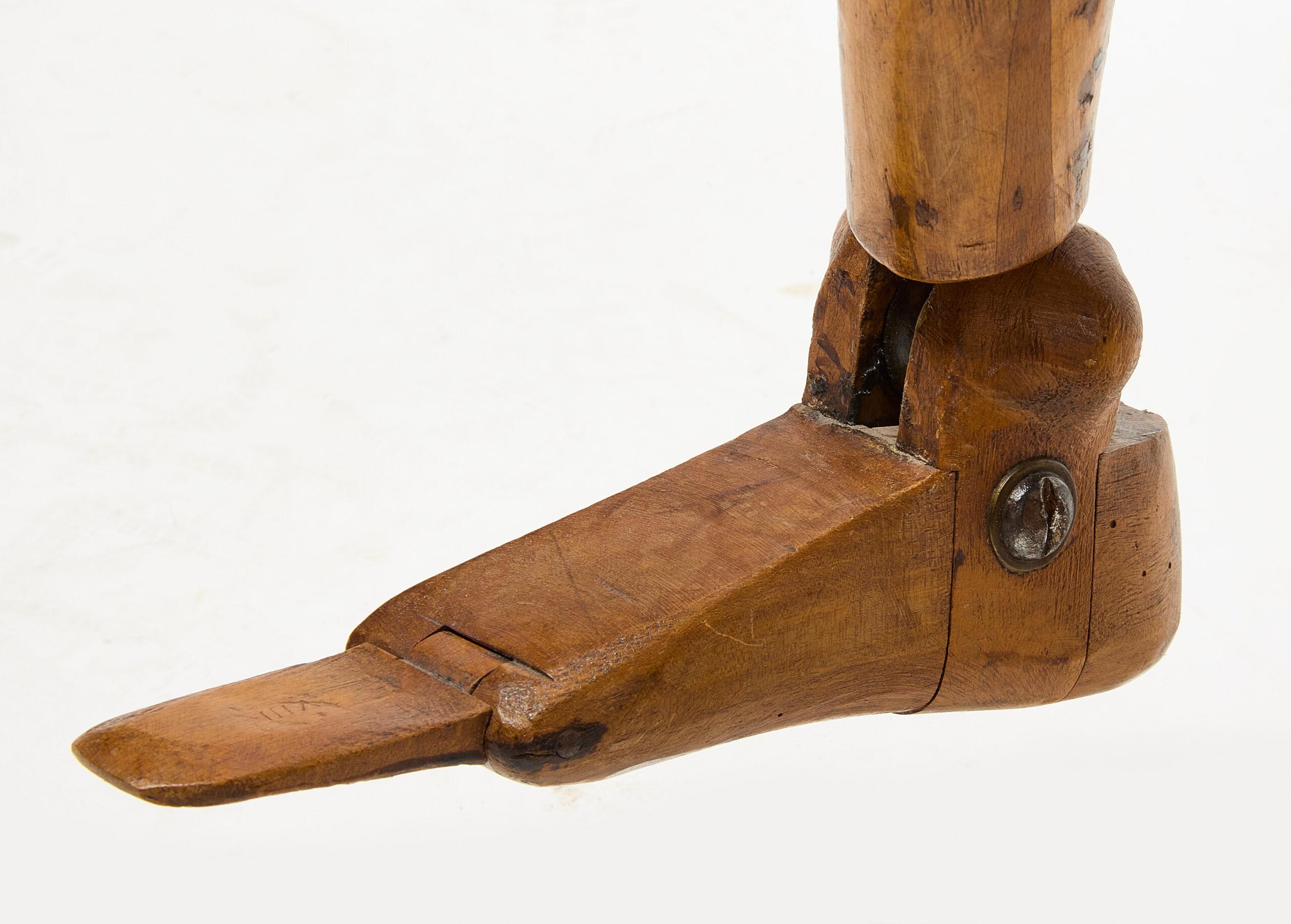 Un manichino articolato in legno di faggio colorato, noce e sughero In condizioni buone in vendita a London, GB