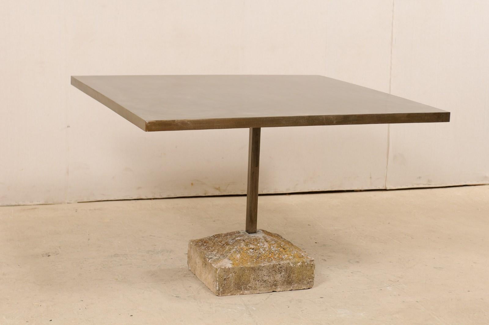 Maßgefertigter quadratischer Tisch mit Eisenplatte auf Steinsockel, handgefertigt (Spanisch) im Angebot