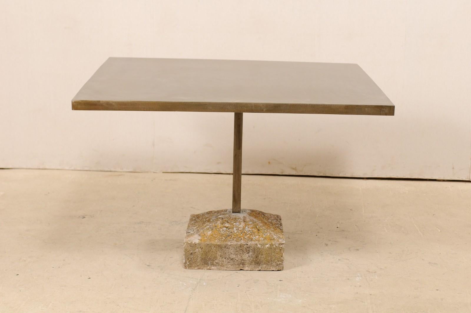 Maßgefertigter quadratischer Tisch mit Eisenplatte auf Steinsockel, handgefertigt (Handgeschnitzt) im Angebot
