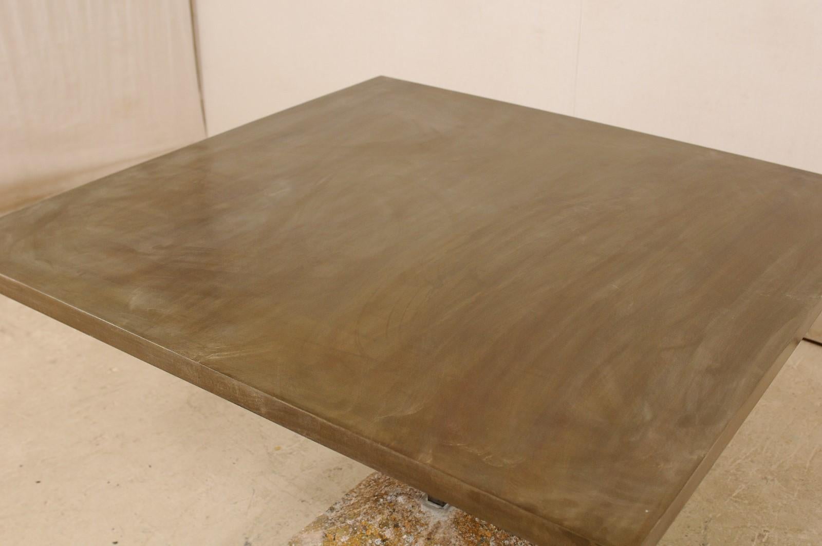 Maßgefertigter quadratischer Tisch mit Eisenplatte auf Steinsockel, handgefertigt (21. Jahrhundert und zeitgenössisch) im Angebot