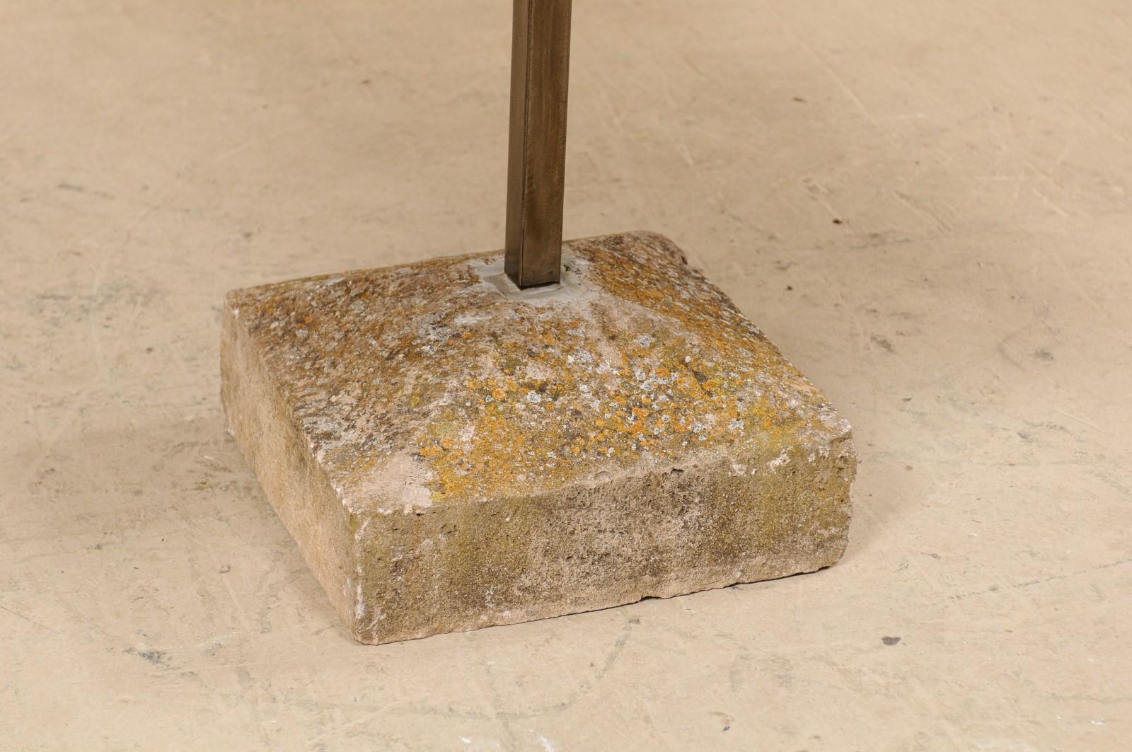 Maßgefertigter quadratischer Tisch mit Eisenplatte auf Steinsockel, handgefertigt im Angebot 2