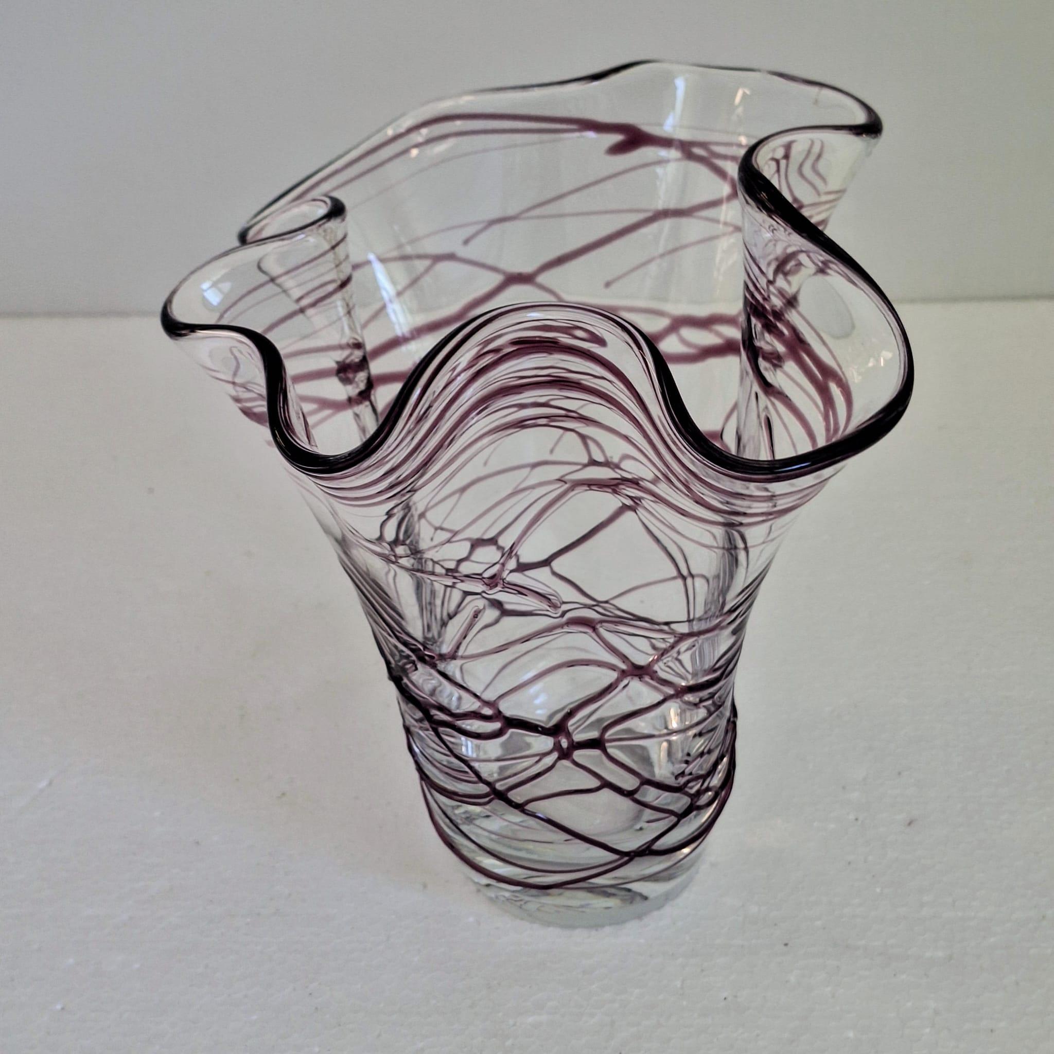 Un vaso artistico con linee irregolari in vetro viola in vendita 4