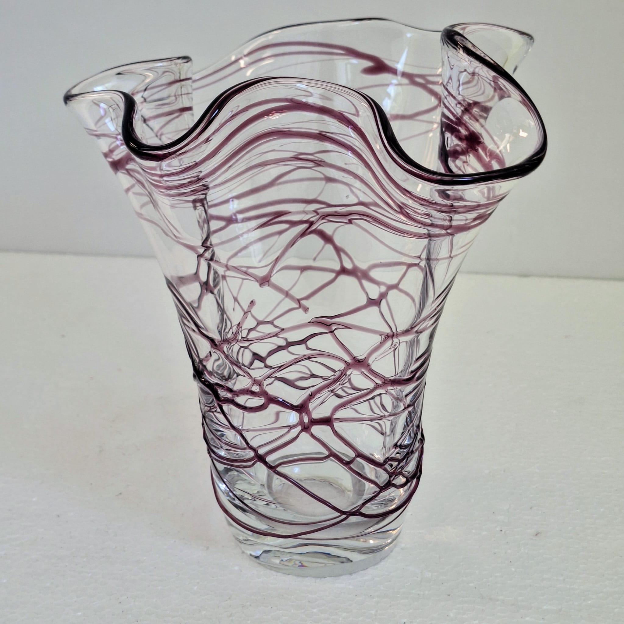 Un vaso artistico con linee irregolari in vetro viola in vendita 5
