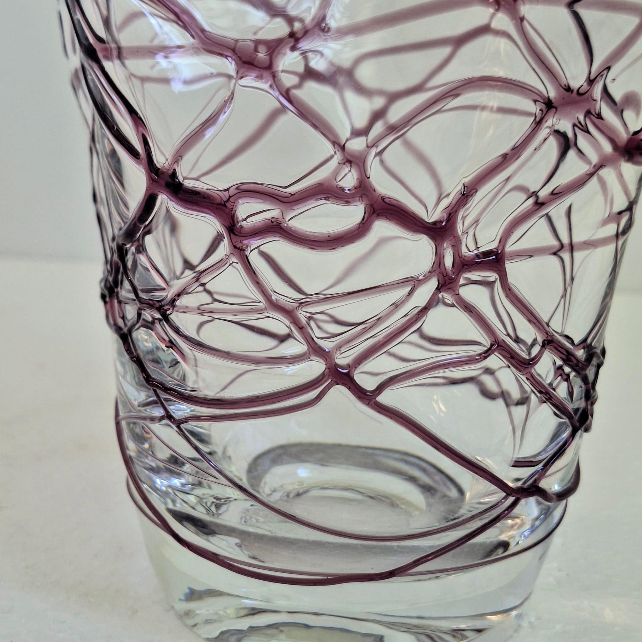 Un vaso artistico con linee irregolari in vetro viola in vendita 6