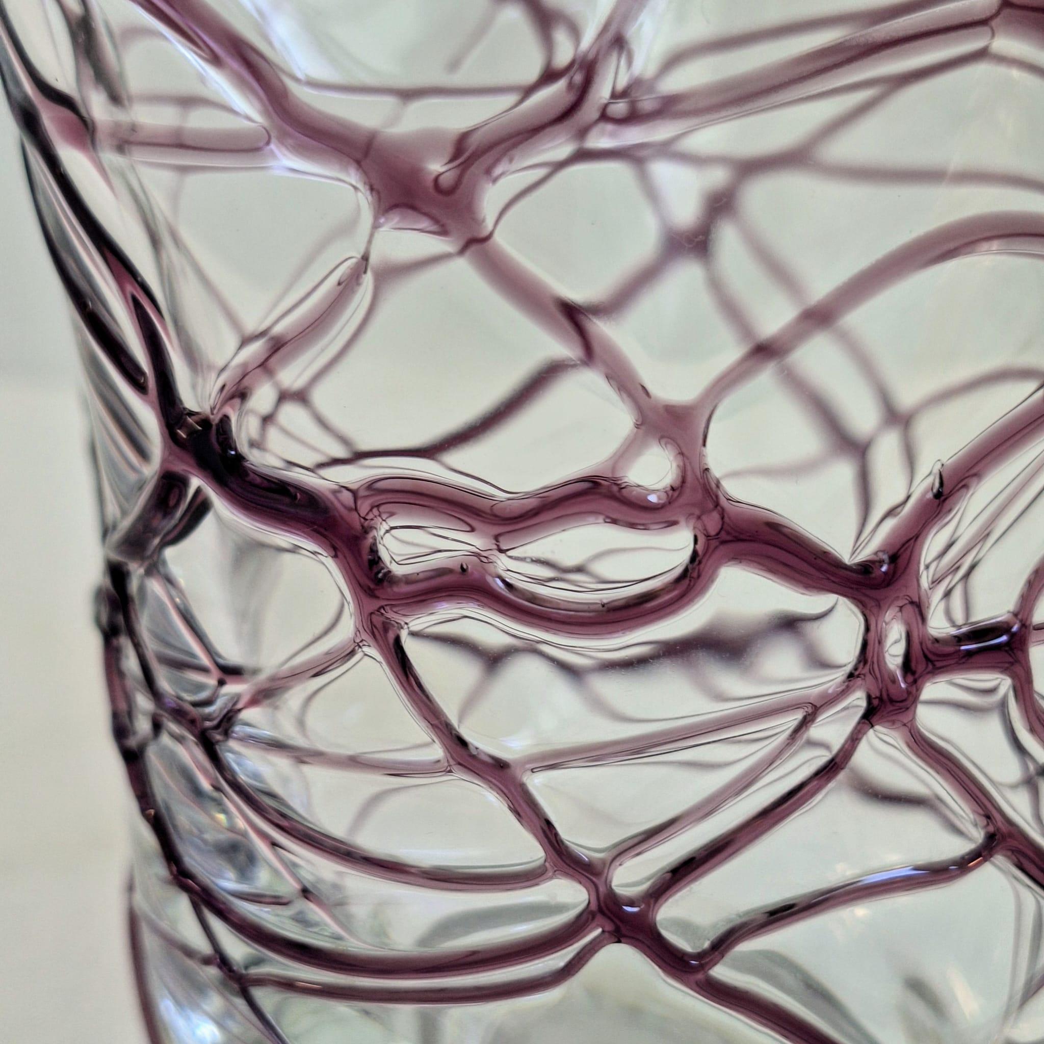 Un vaso artistico con linee irregolari in vetro viola in vendita 7