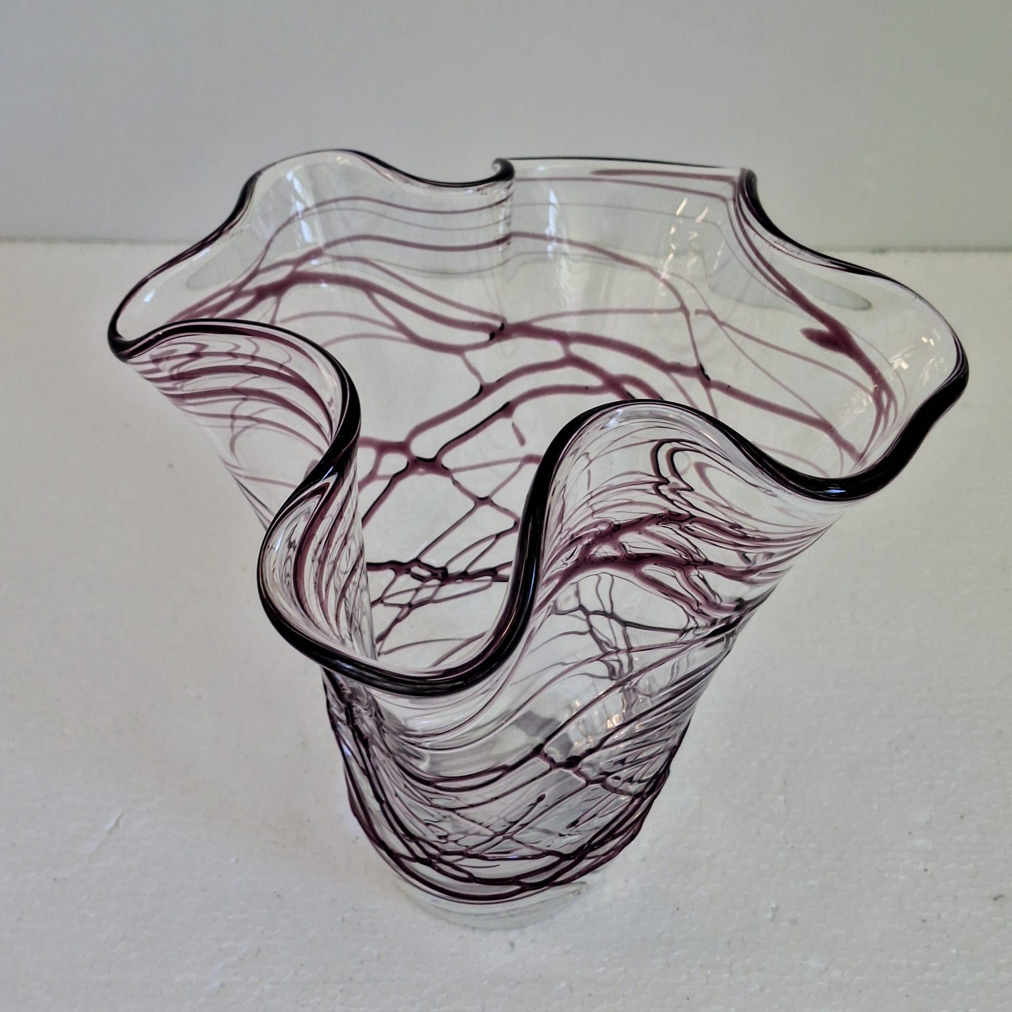 Un vaso artistico con linee irregolari in vetro viola in vendita 8