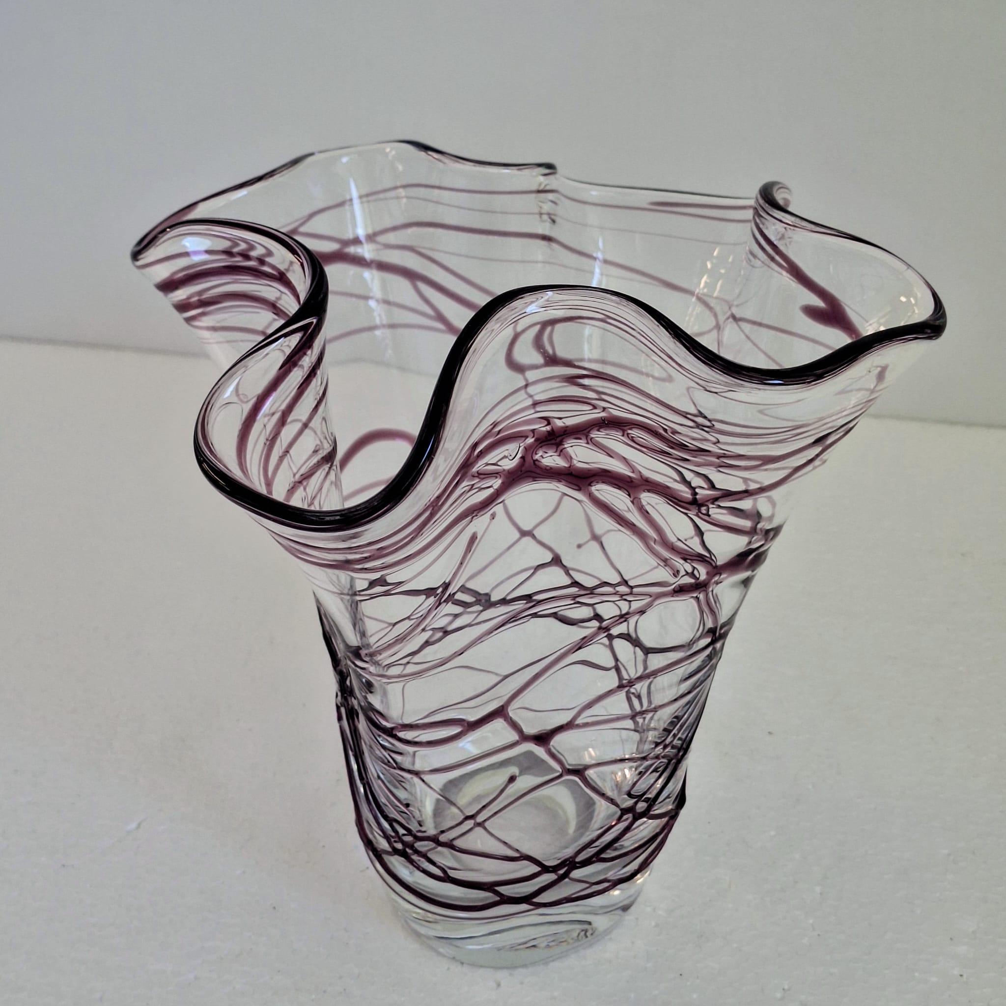 Un vaso artistico con linee irregolari in vetro viola in vendita 9