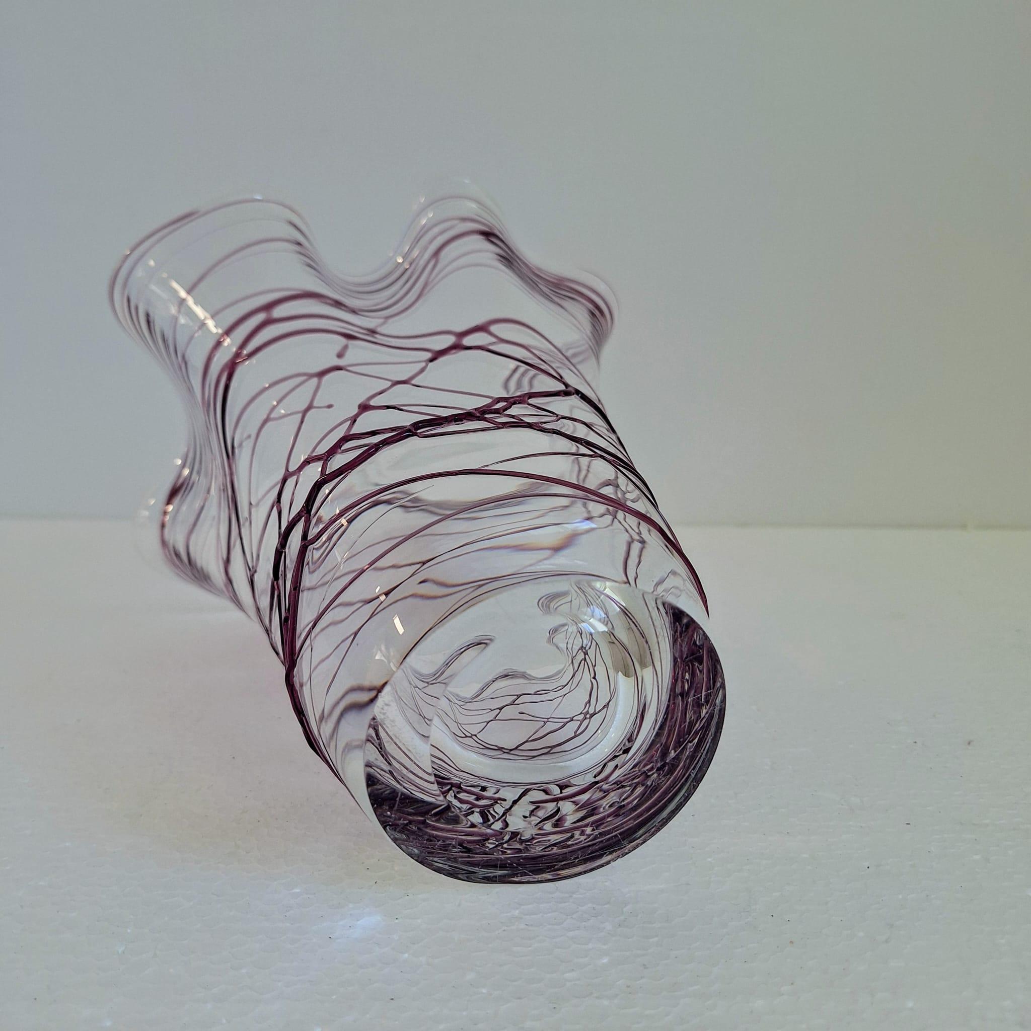Un vaso artistico con linee irregolari in vetro viola in vendita 10