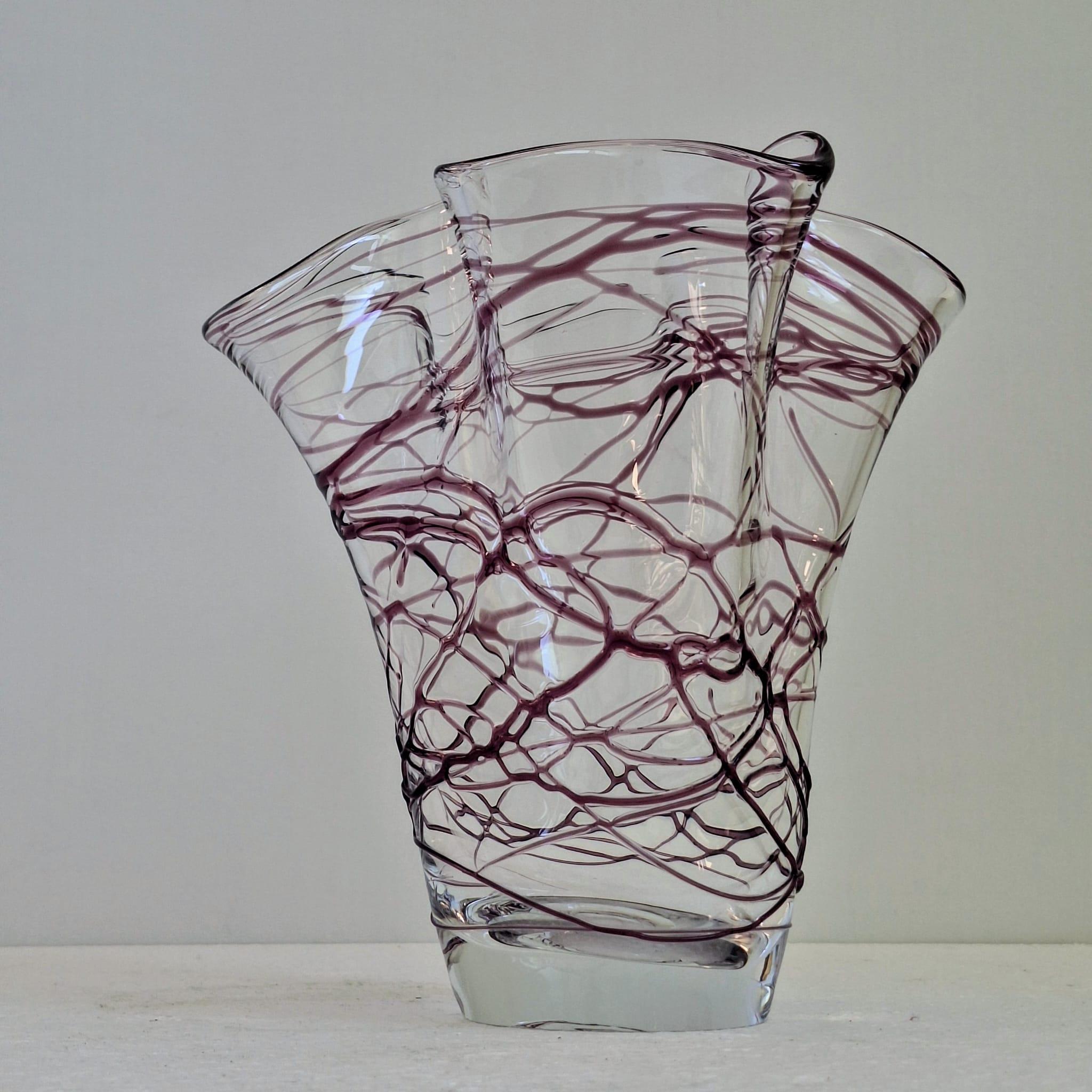 Olandese Un vaso artistico con linee irregolari in vetro viola in vendita