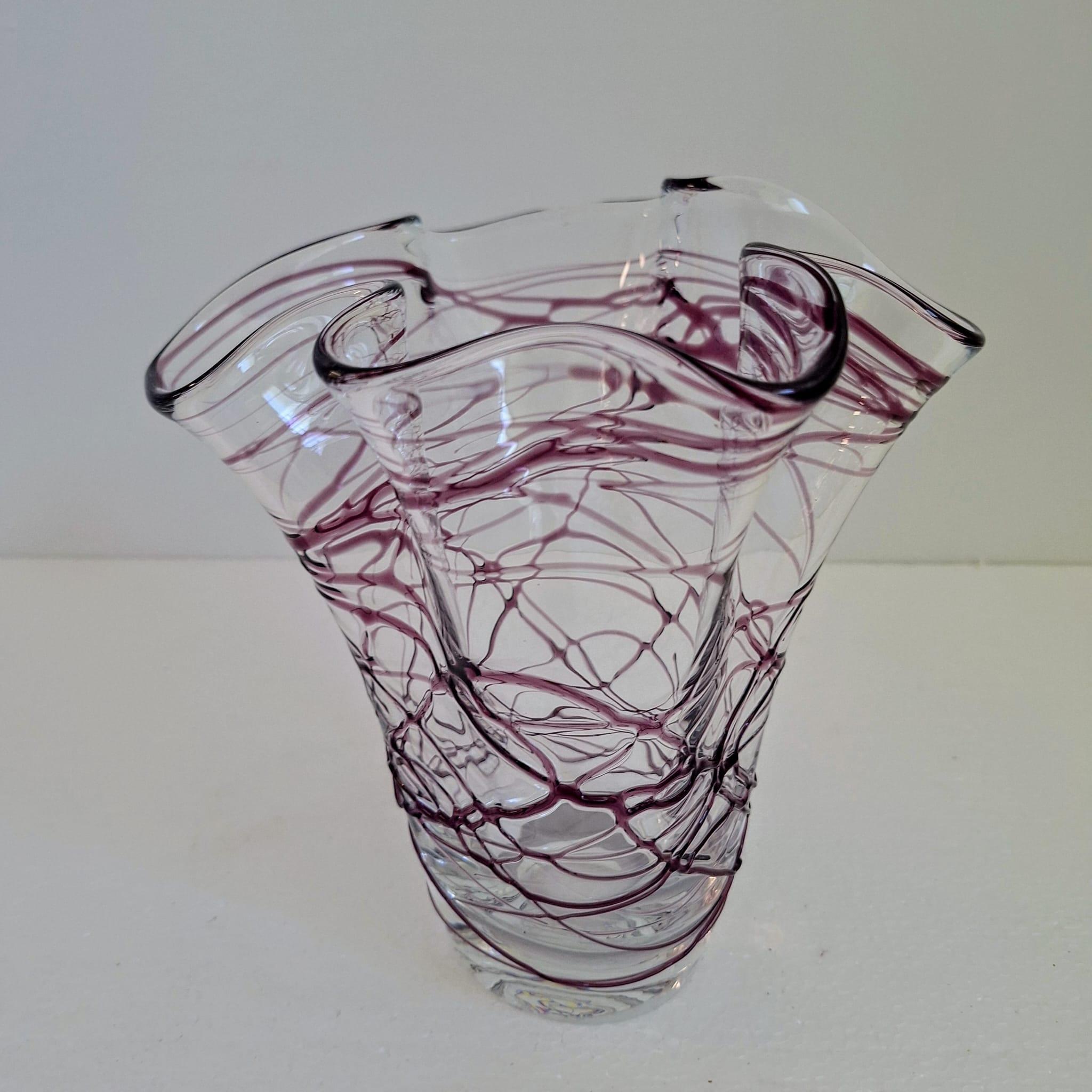 Un vaso artistico con linee irregolari in vetro viola In condizioni buone in vendita a MIJDRECHT, NL