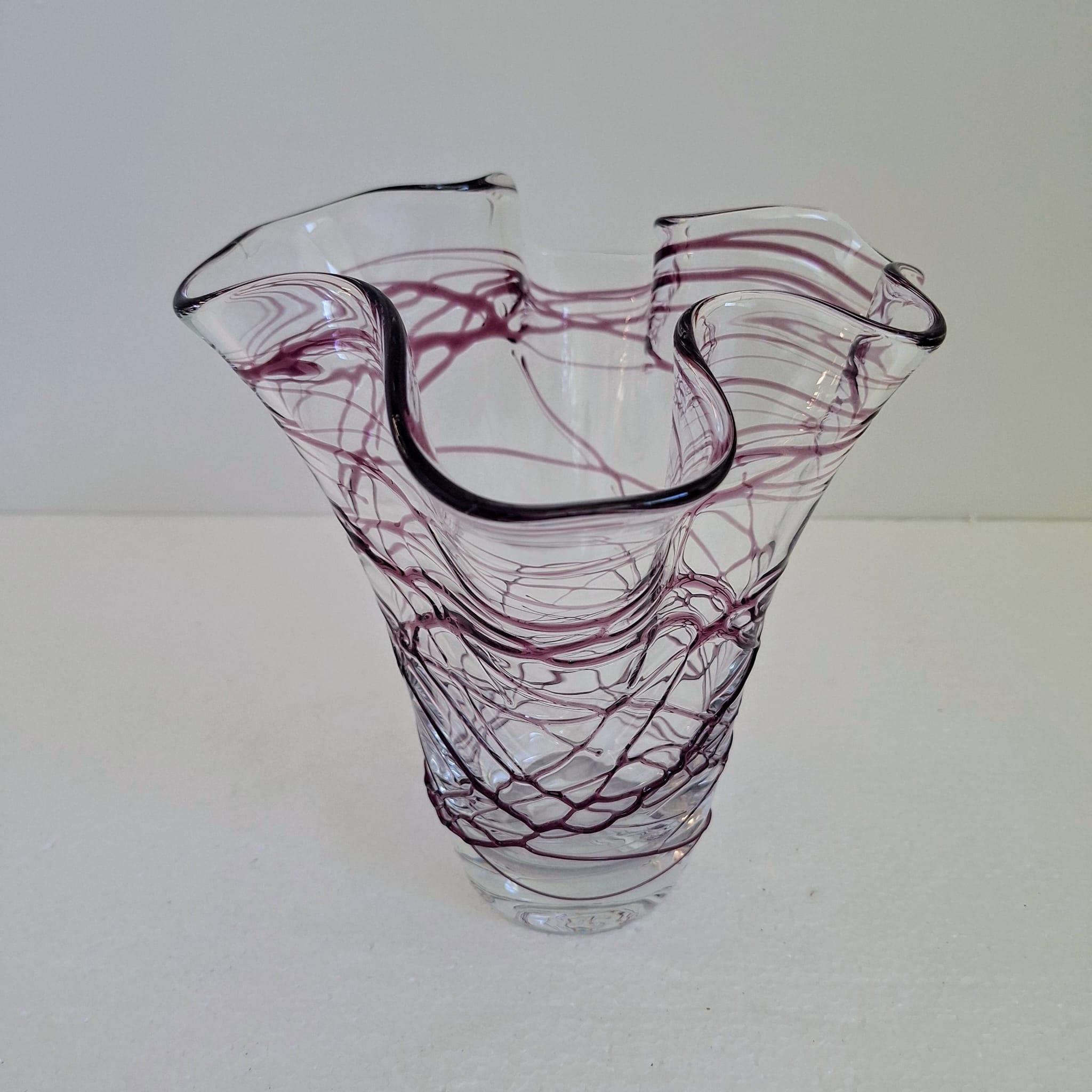 Fine XX secolo Un vaso artistico con linee irregolari in vetro viola in vendita