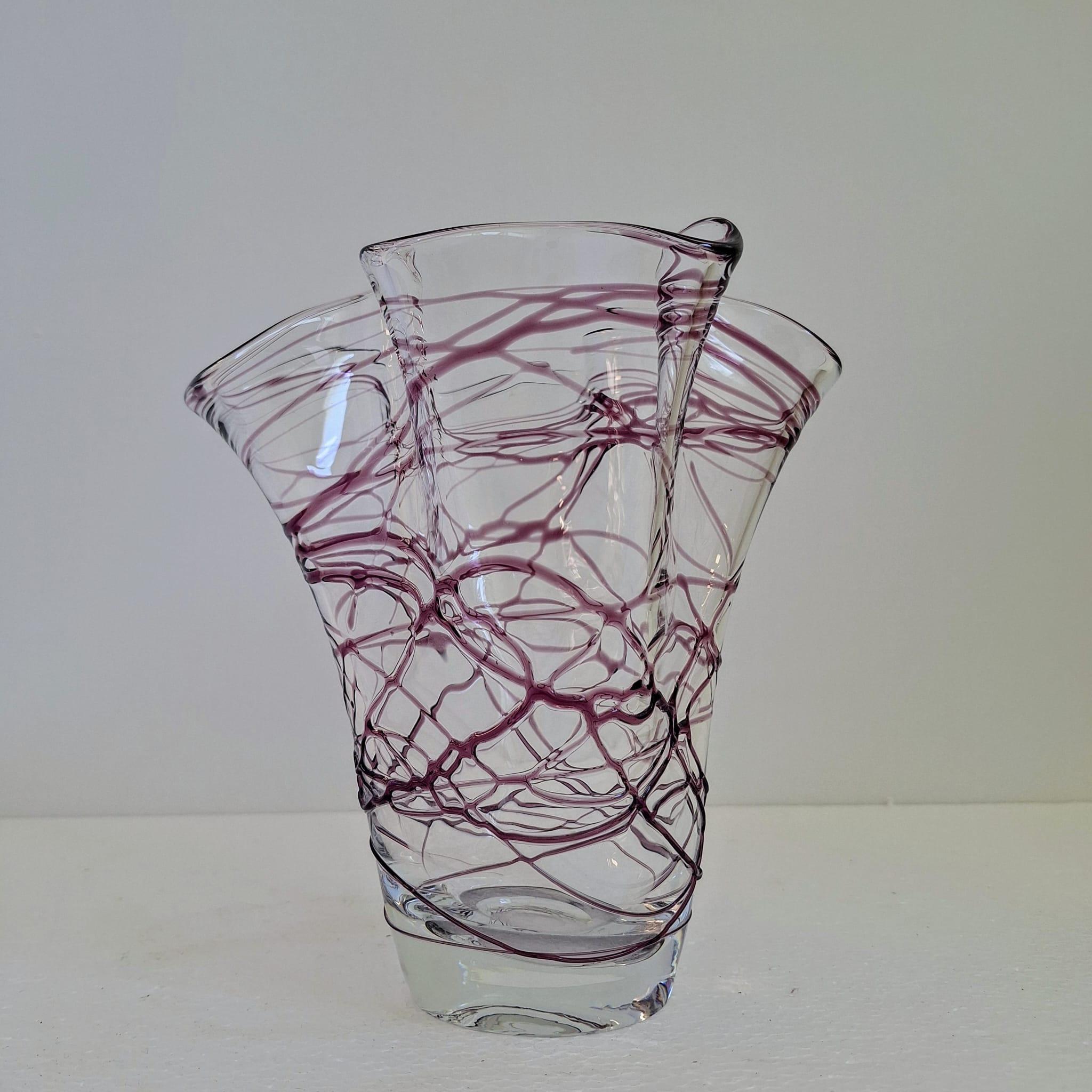 Vetro soffiato Un vaso artistico con linee irregolari in vetro viola in vendita