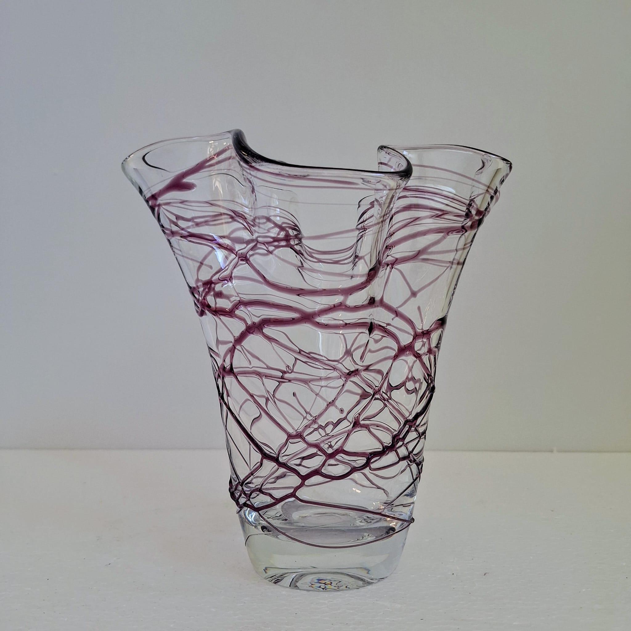 Un vaso artistico con linee irregolari in vetro viola in vendita 1