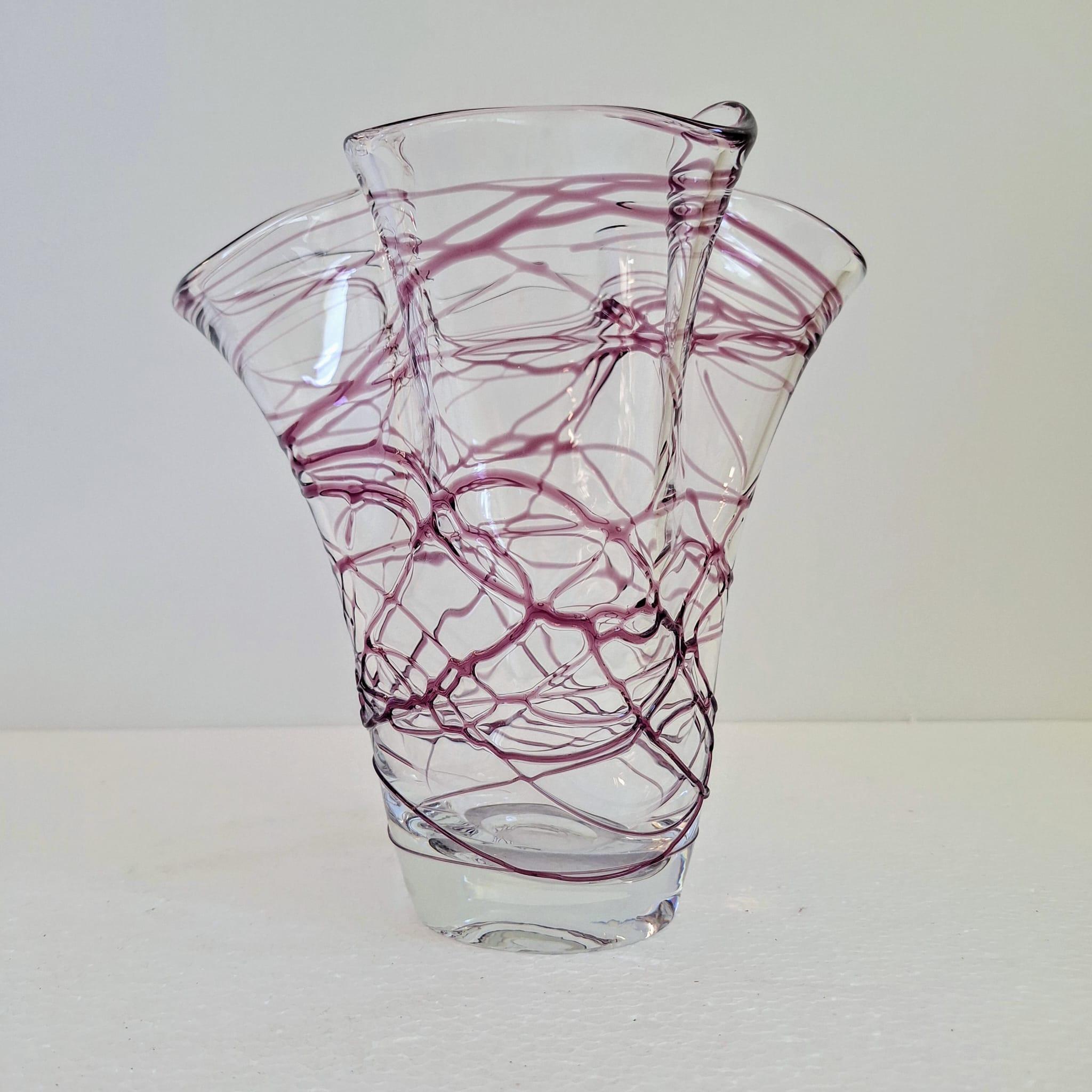 Un vaso artistico con linee irregolari in vetro viola in vendita 2