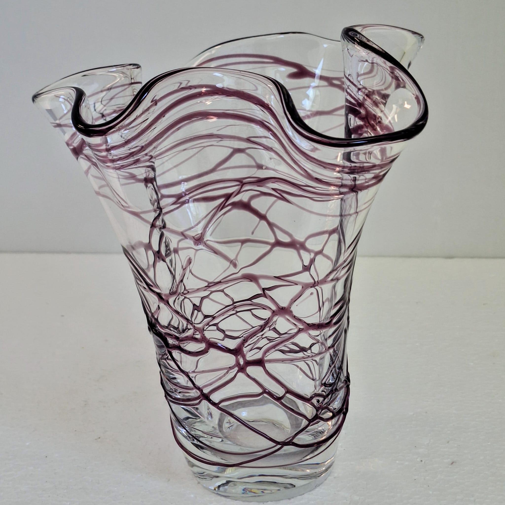 Un vaso artistico con linee irregolari in vetro viola in vendita 3