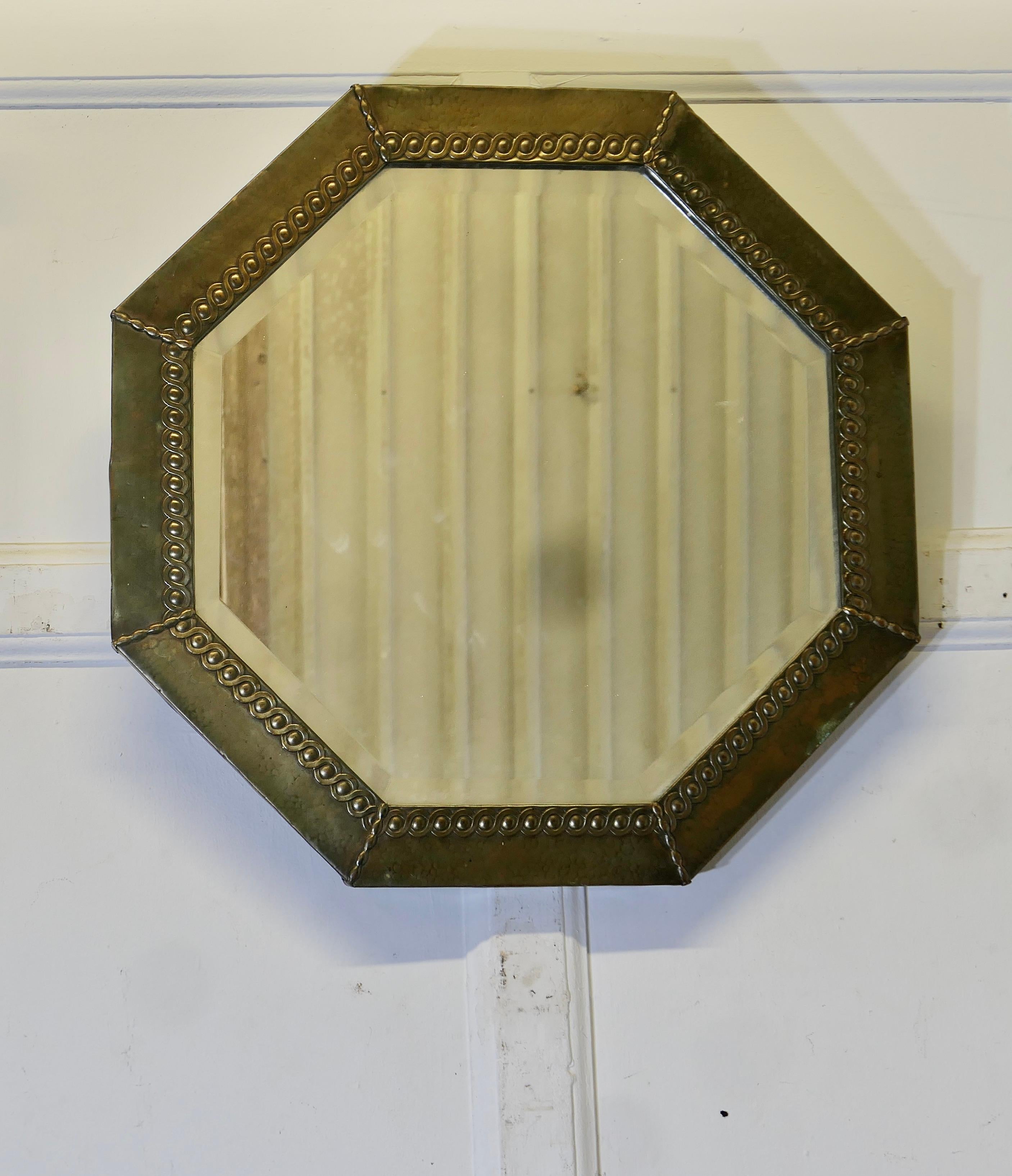 Uno specchio in ottone battuto in stile Arts and Crafts 


Si tratta di una specchiera molto elegante, con al centro uno specchio ottagonale smussato e incastonato in una cornice in ottone battuto da 2