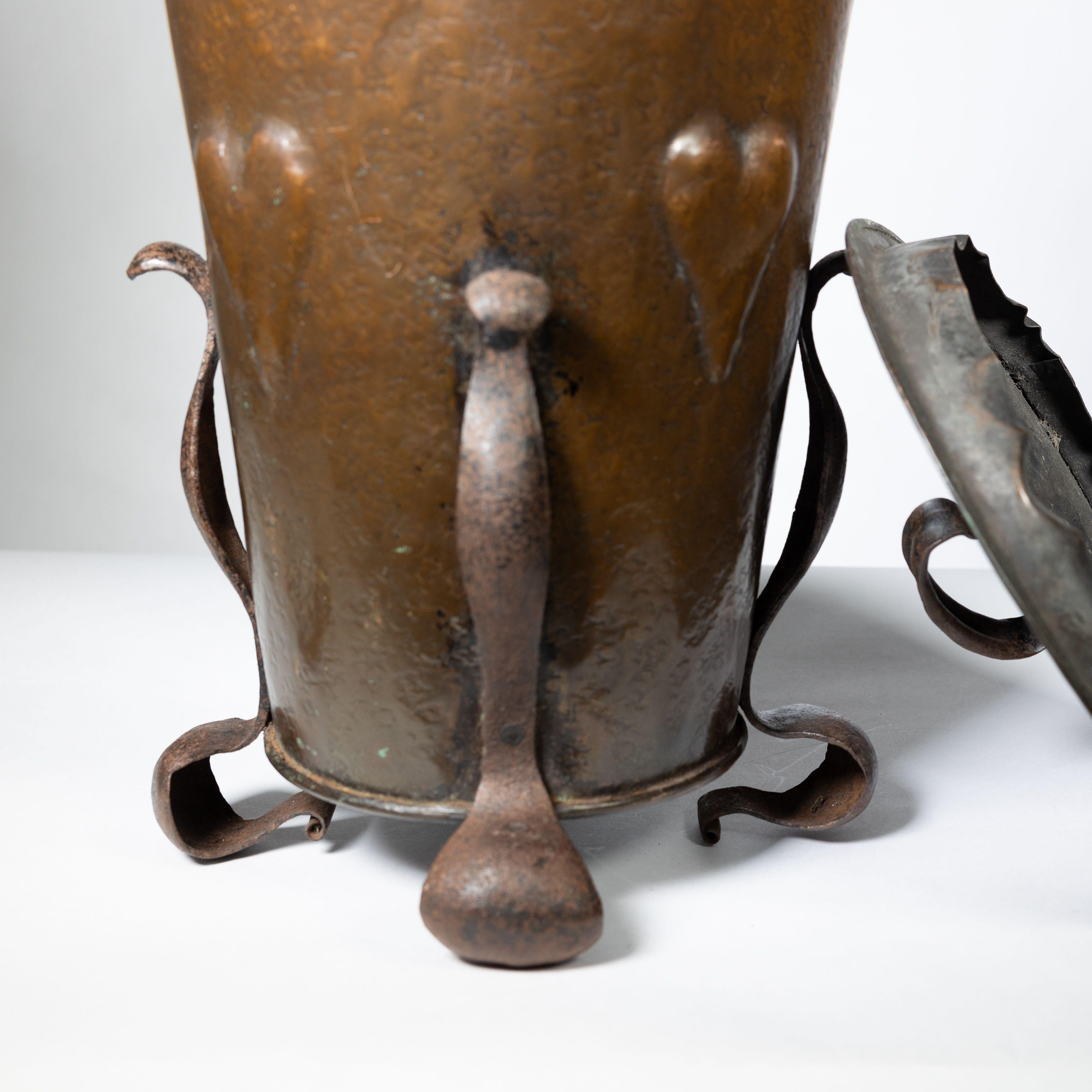 An Arts and Crafts brass coal bucket For Sale 5