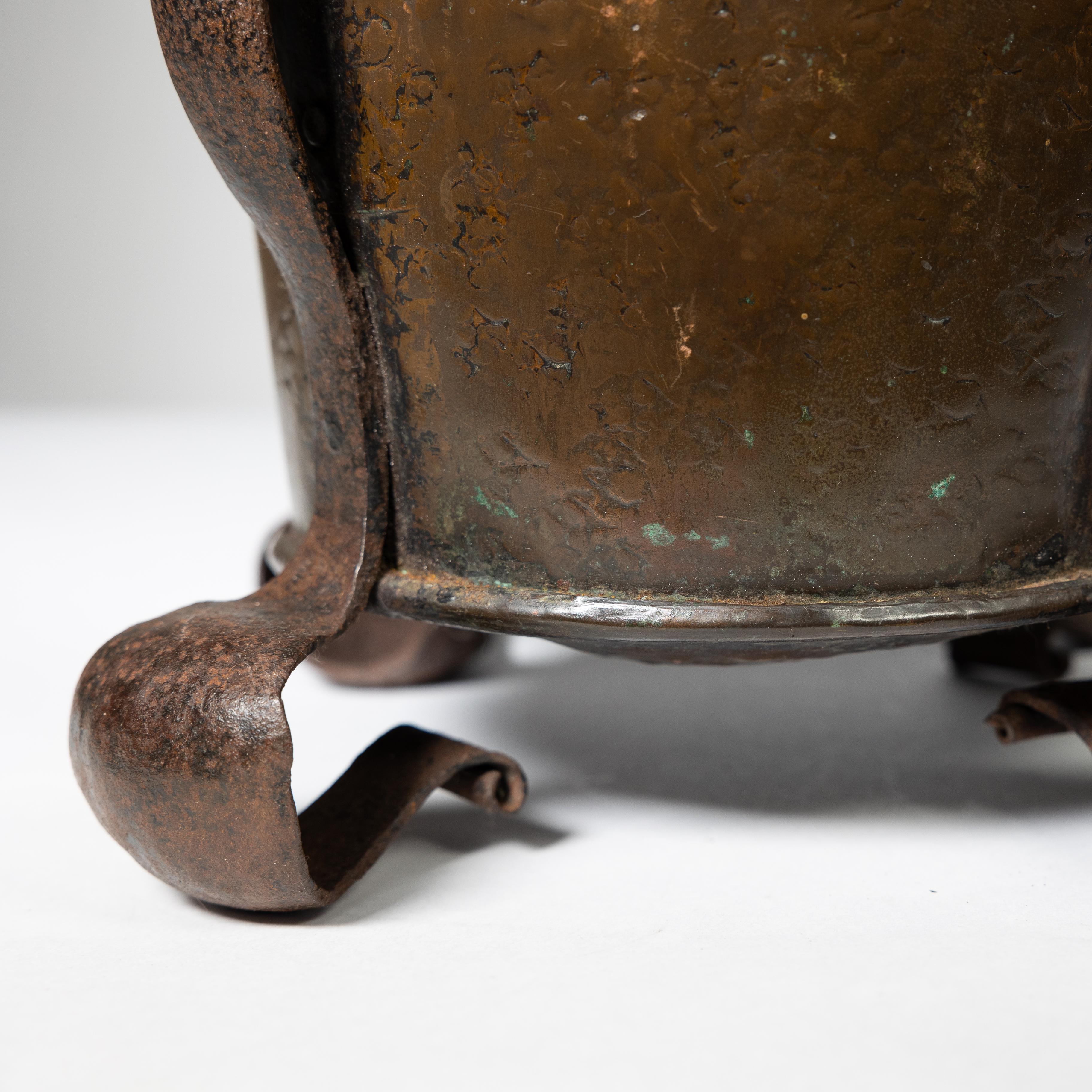 An Arts and Crafts brass coal bucket For Sale 6