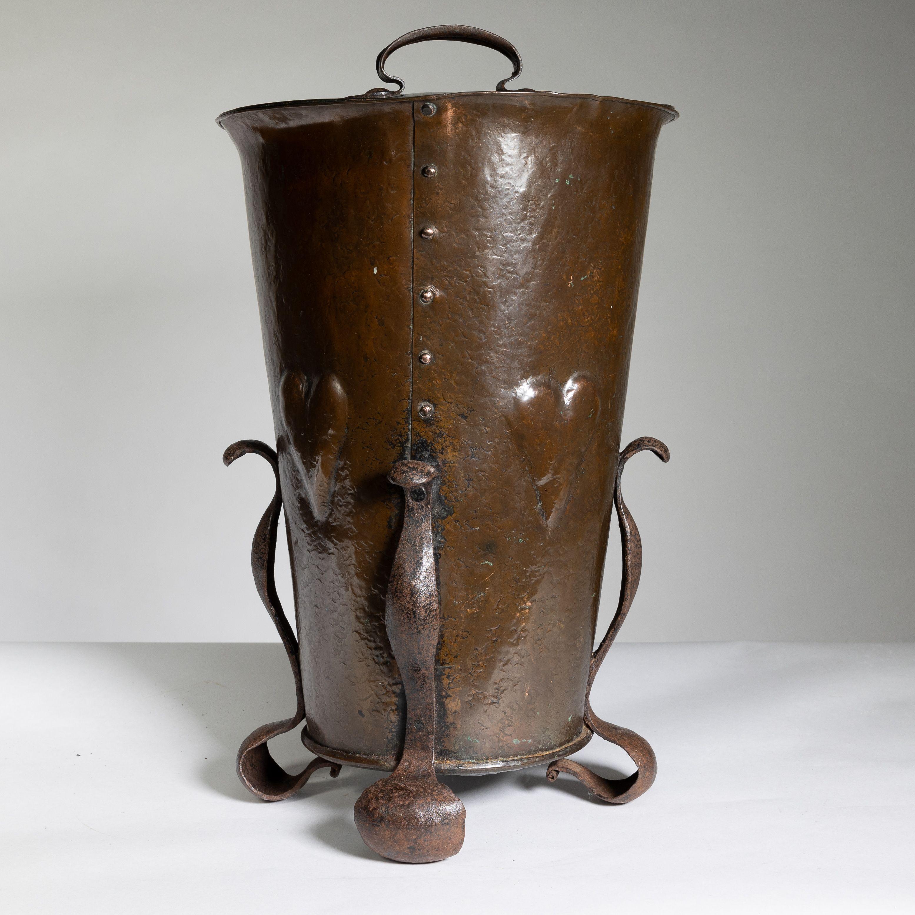An Arts and Crafts brass coal bucket In Good Condition For Sale In London, GB