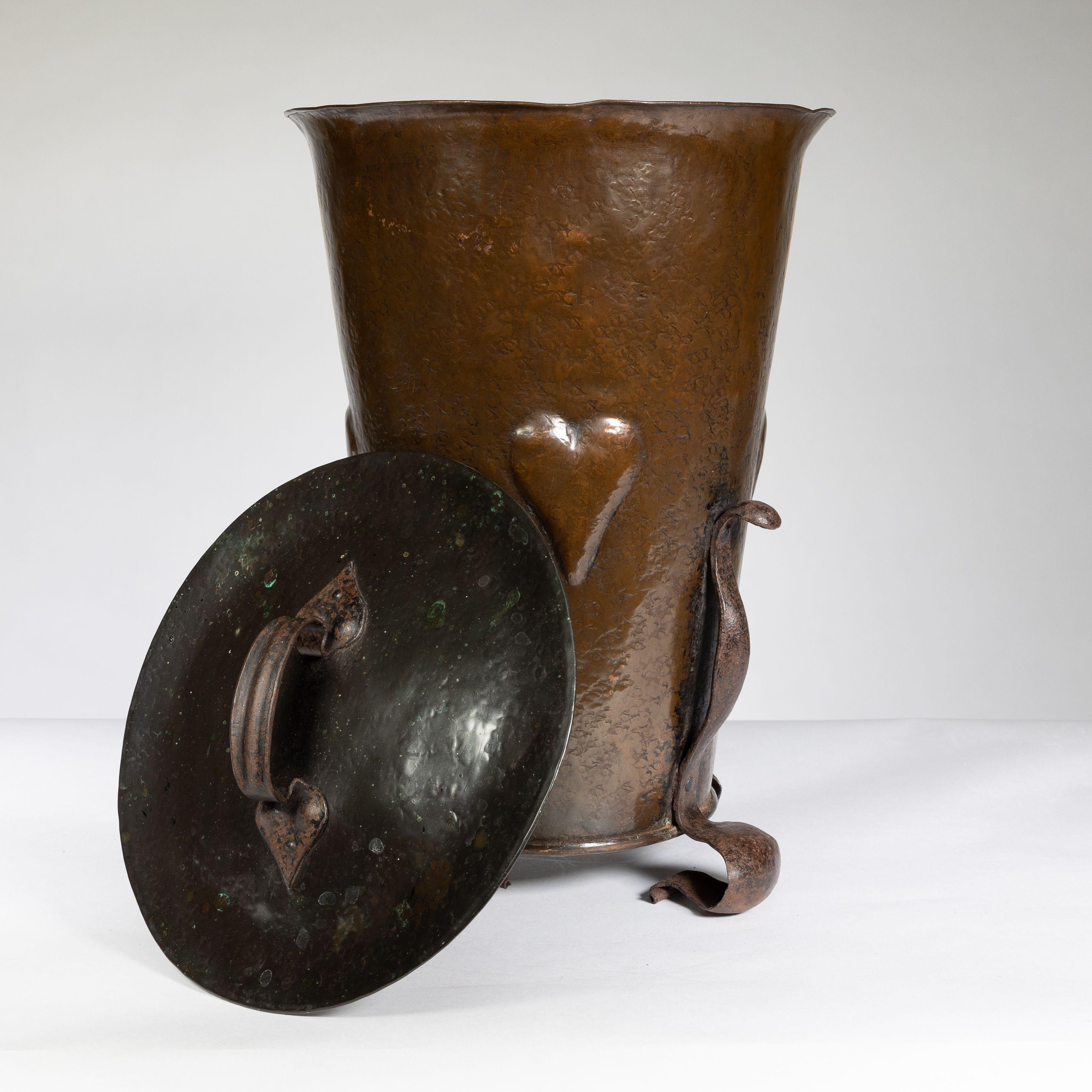 Early 20th Century An Arts and Crafts brass coal bucket For Sale