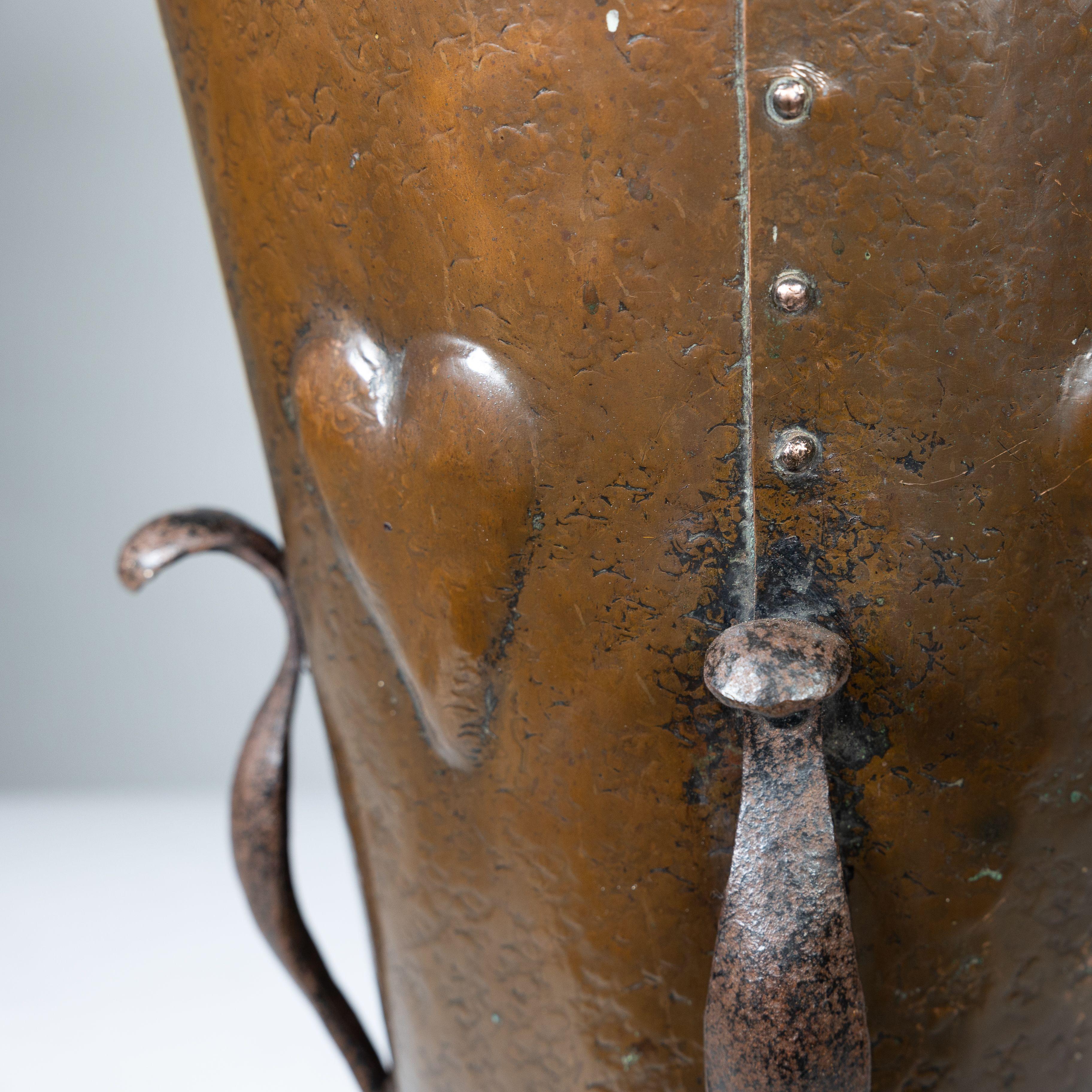 An Arts and Crafts brass coal bucket For Sale 3