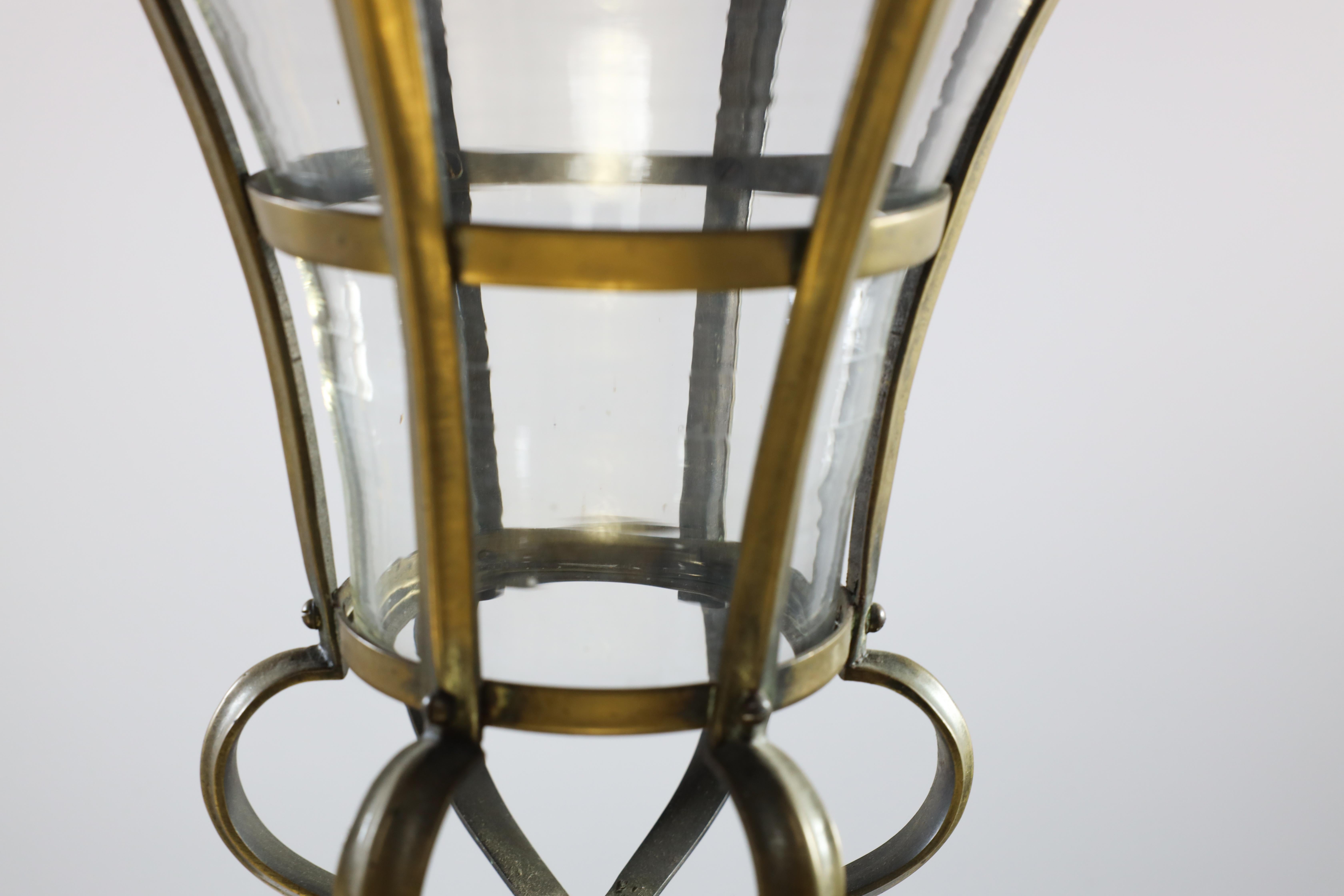 Una lanterna in ottone a forma di cono di Arti e Mestieri con il suo paralume conico originale in vendita 3
