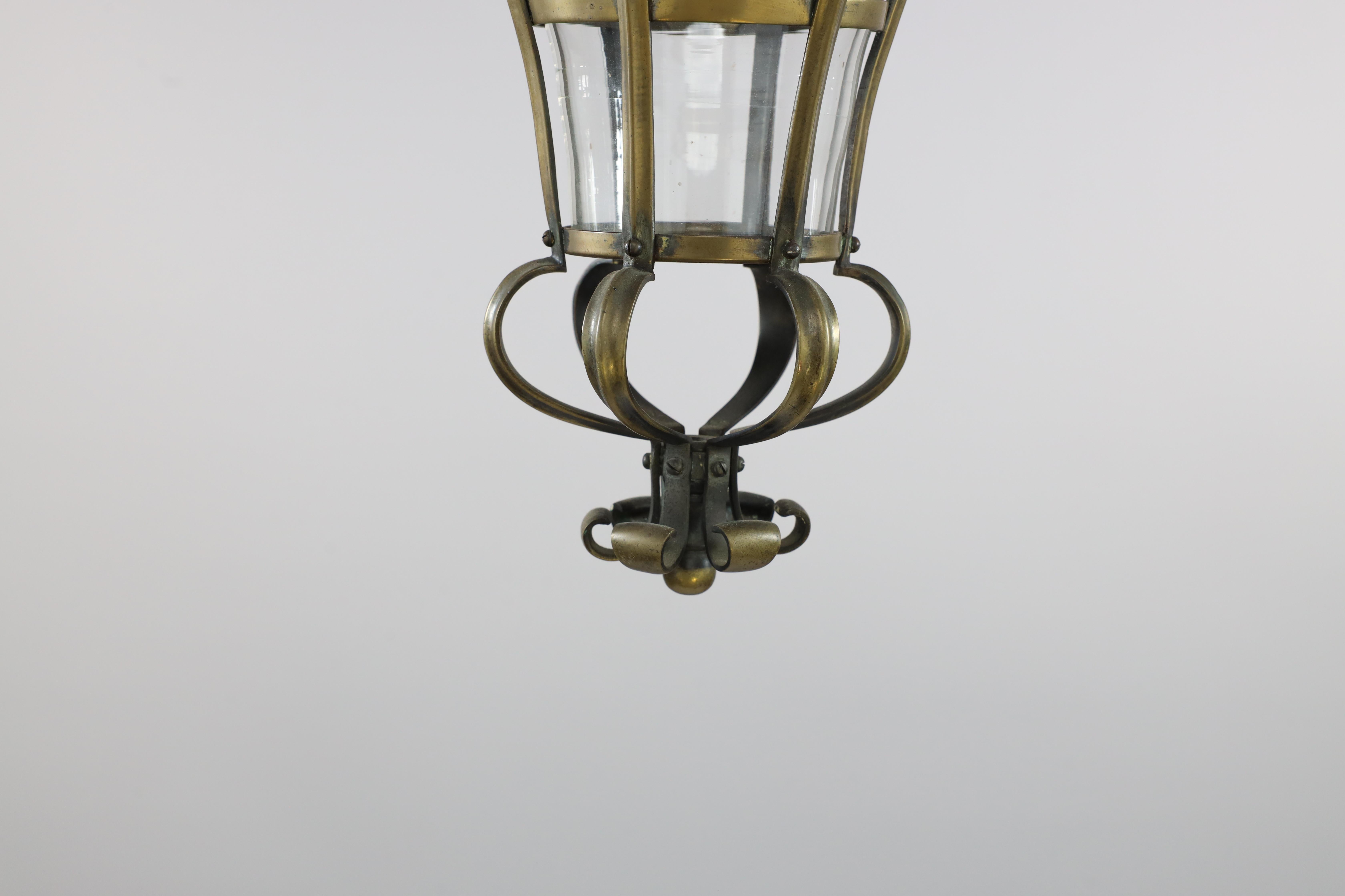 Lanterne de forme conique en laiton Arts and Crafts avec son abat-jour conique d'origine en vente 5