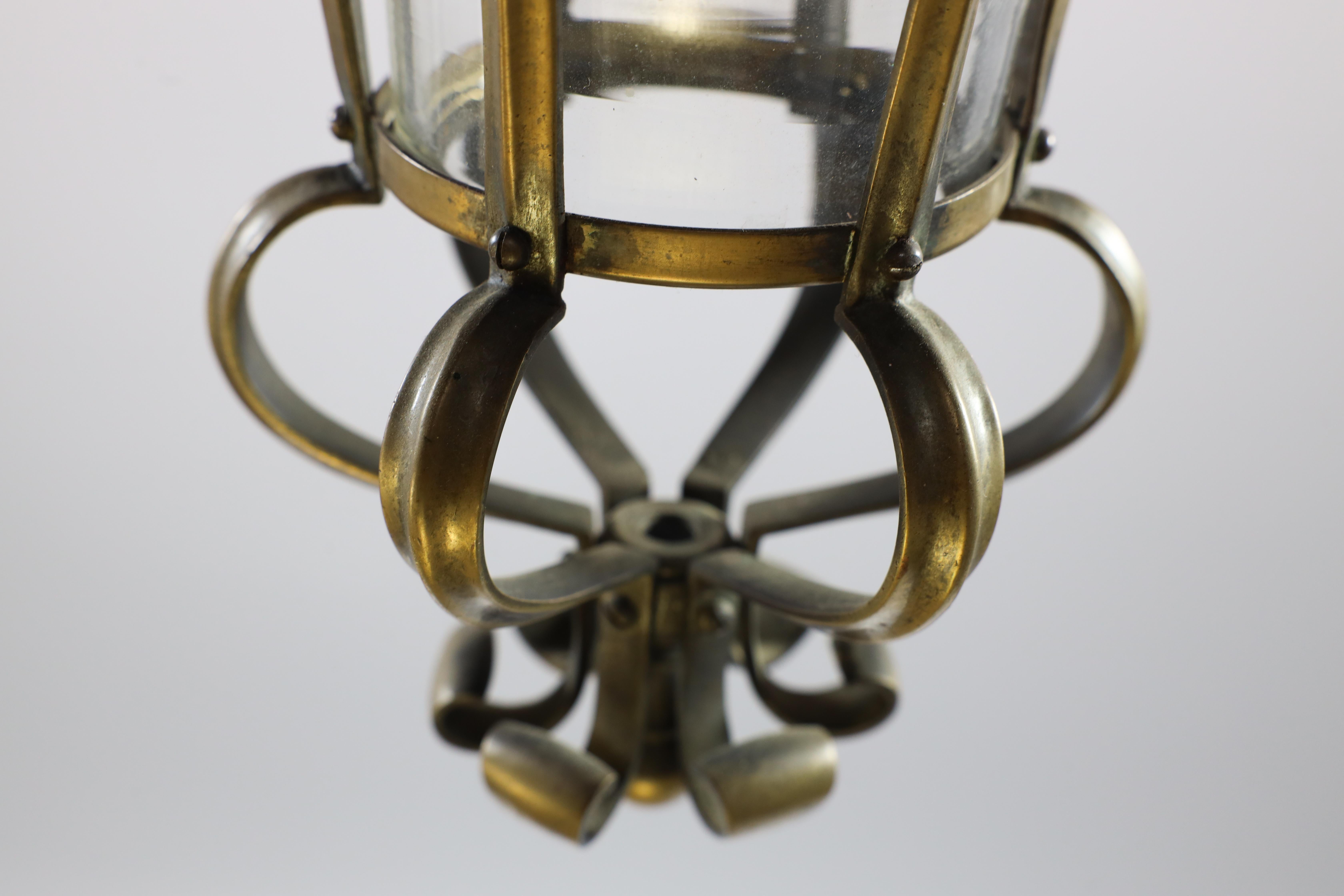Lanterne de forme conique en laiton Arts and Crafts avec son abat-jour conique d'origine en vente 6