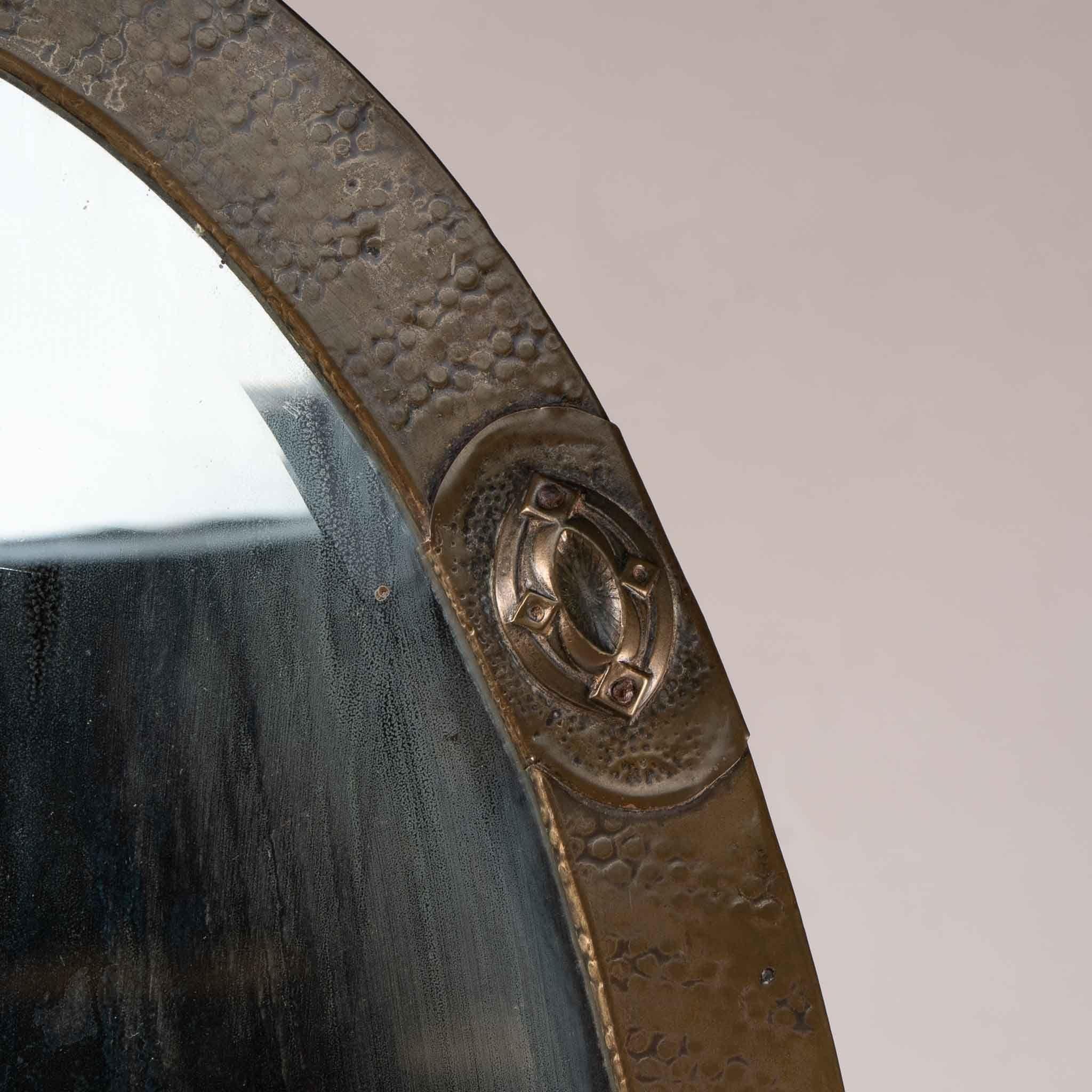 Début du 20ème siècle Miroir Arts and Crafts martelé à la main avec quatre détails de style celtique en vente