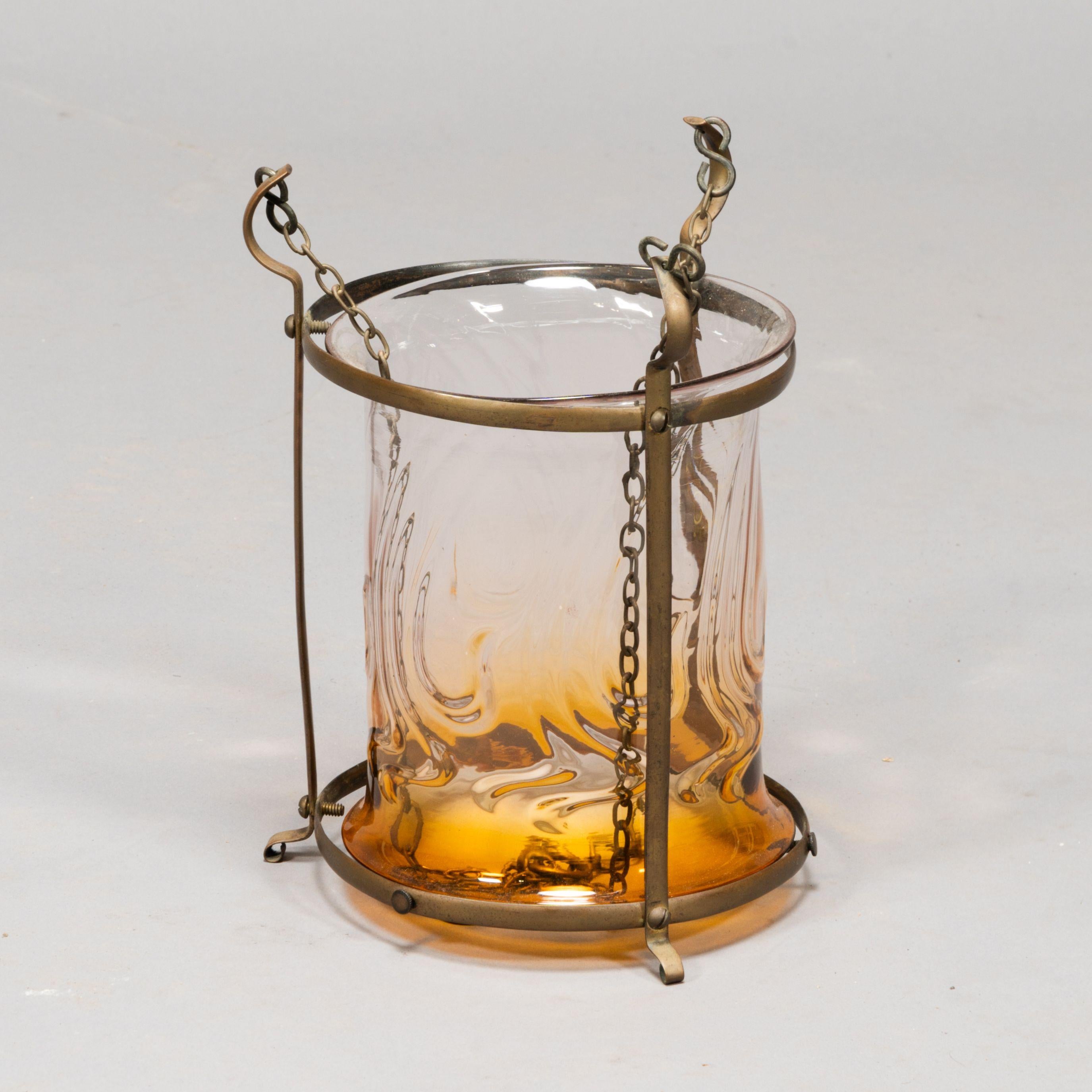 Lanterne en laiton de style Arts and Crafts avec un abat-jour subtilement teinté de bronze. en vente 4