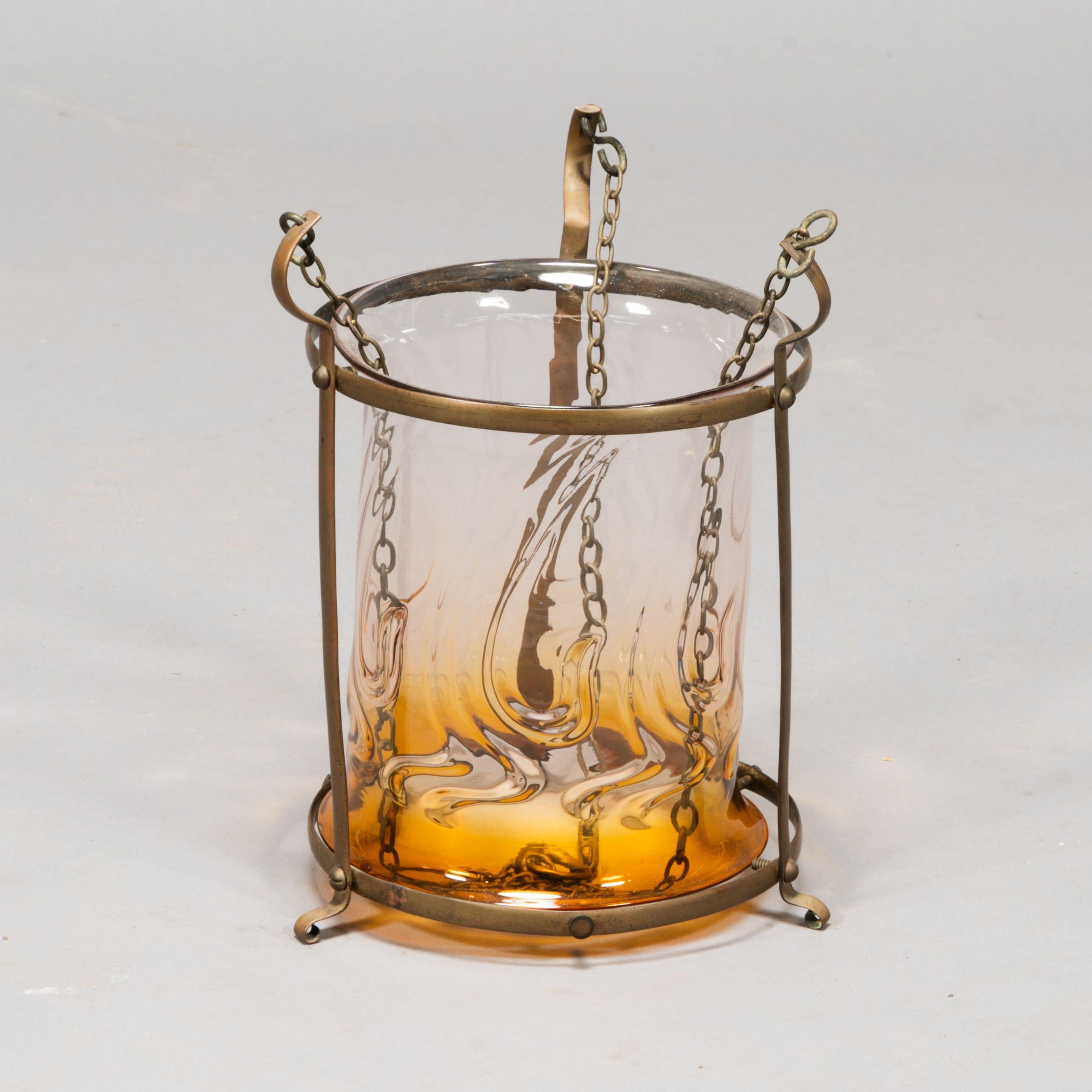 Lanterne en laiton de style Arts and Crafts avec un abat-jour subtilement teinté de bronze. en vente 5