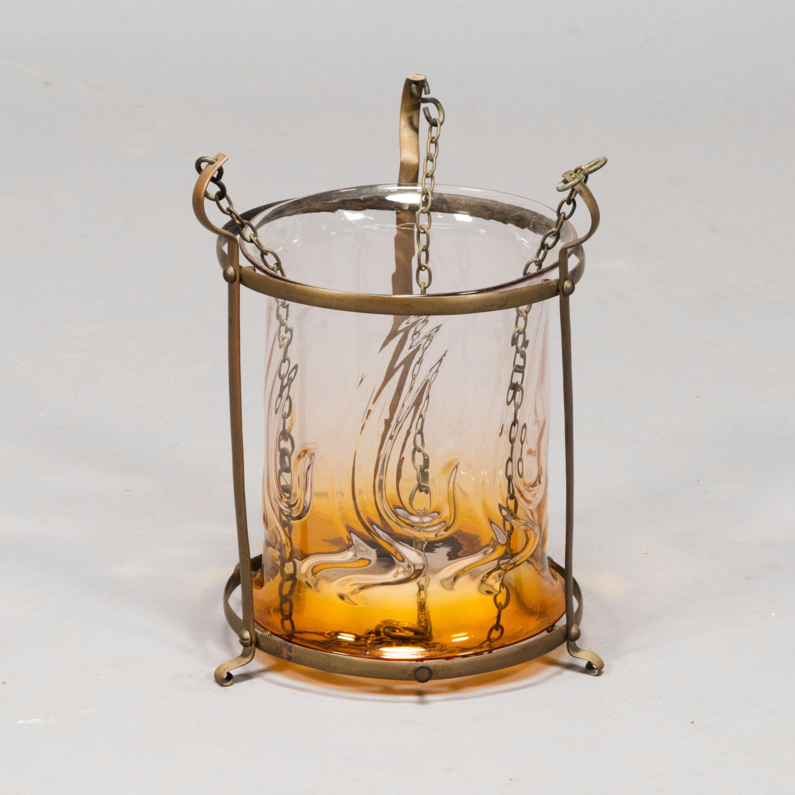 Lanterne en laiton de style Arts and Crafts avec un abat-jour subtilement teinté de bronze. en vente 6