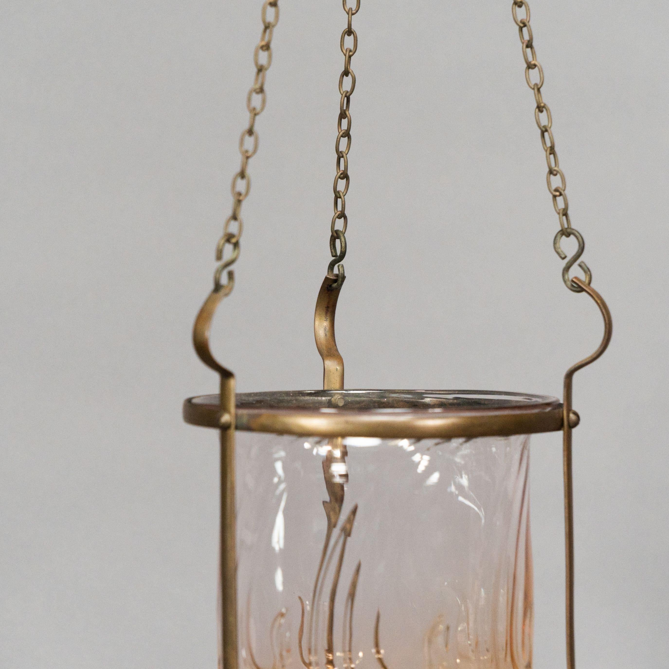 Lanterne en laiton de style Arts and Crafts avec un abat-jour subtilement teinté de bronze. en vente 8