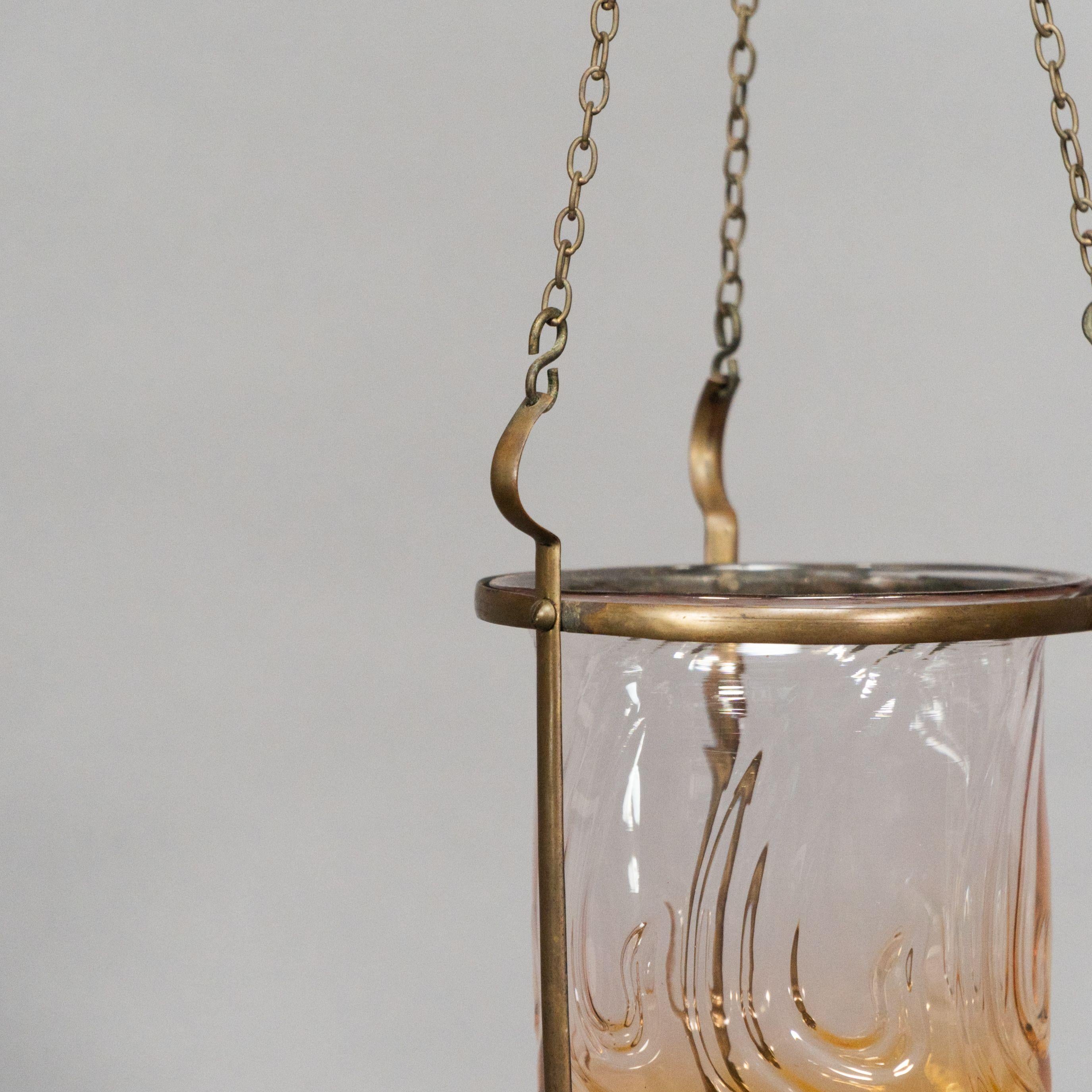 Lanterne en laiton de style Arts and Crafts avec un abat-jour subtilement teinté de bronze. en vente 9