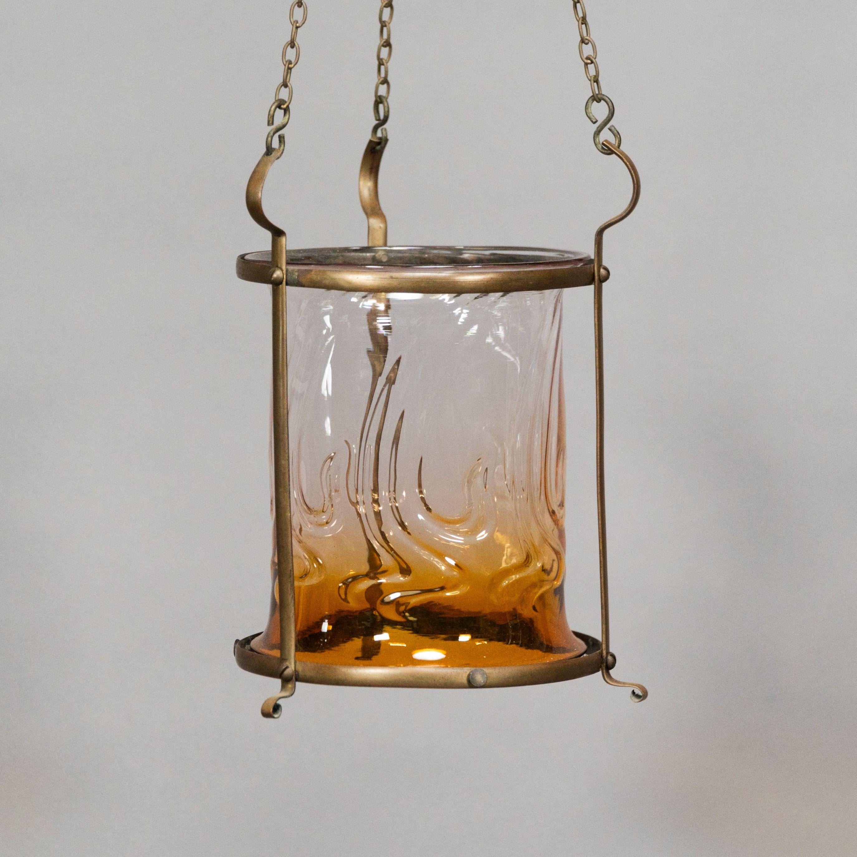 Britannique Lanterne en laiton de style Arts and Crafts avec un abat-jour subtilement teinté de bronze. en vente