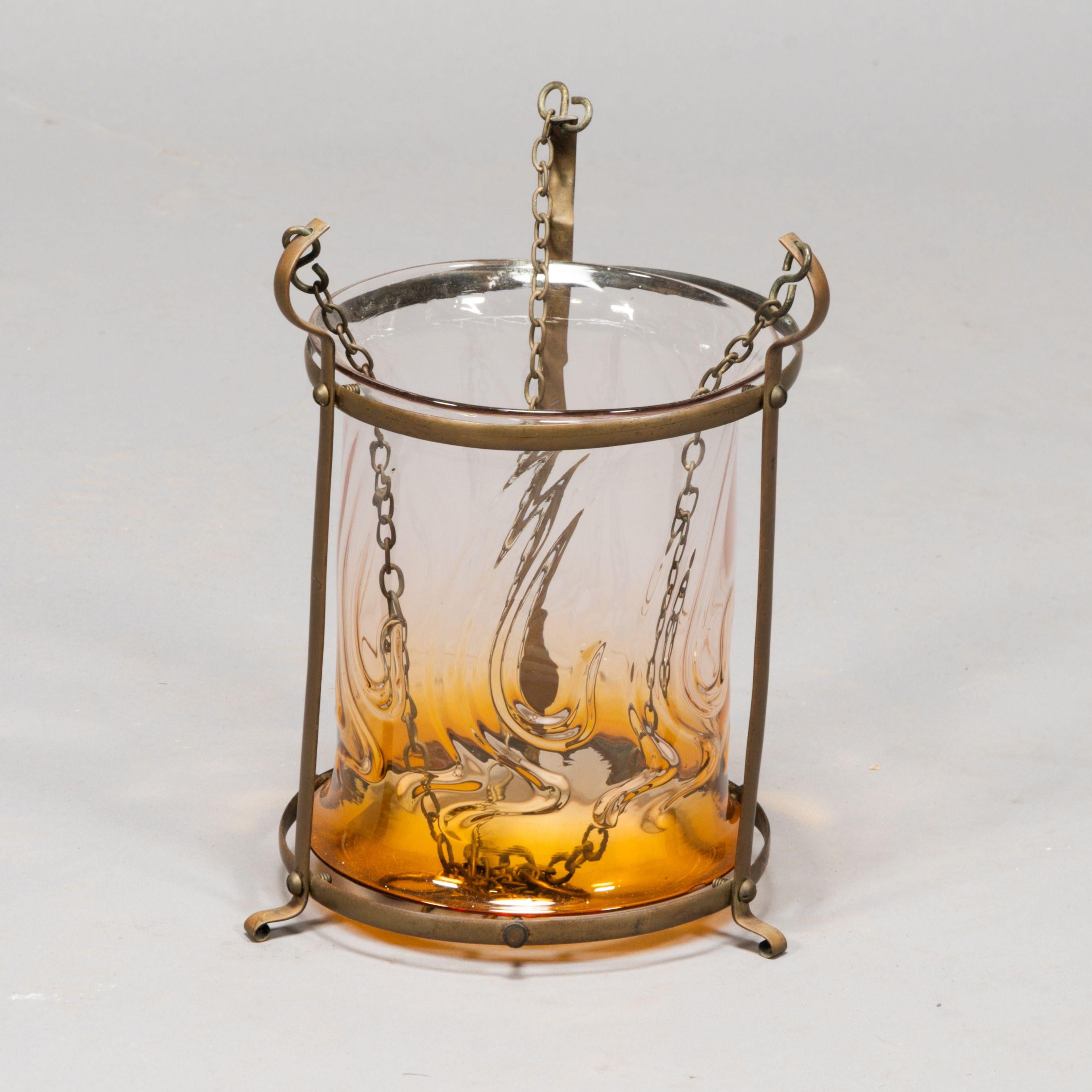 Fin du XIXe siècle Lanterne en laiton de style Arts and Crafts avec un abat-jour subtilement teinté de bronze. en vente