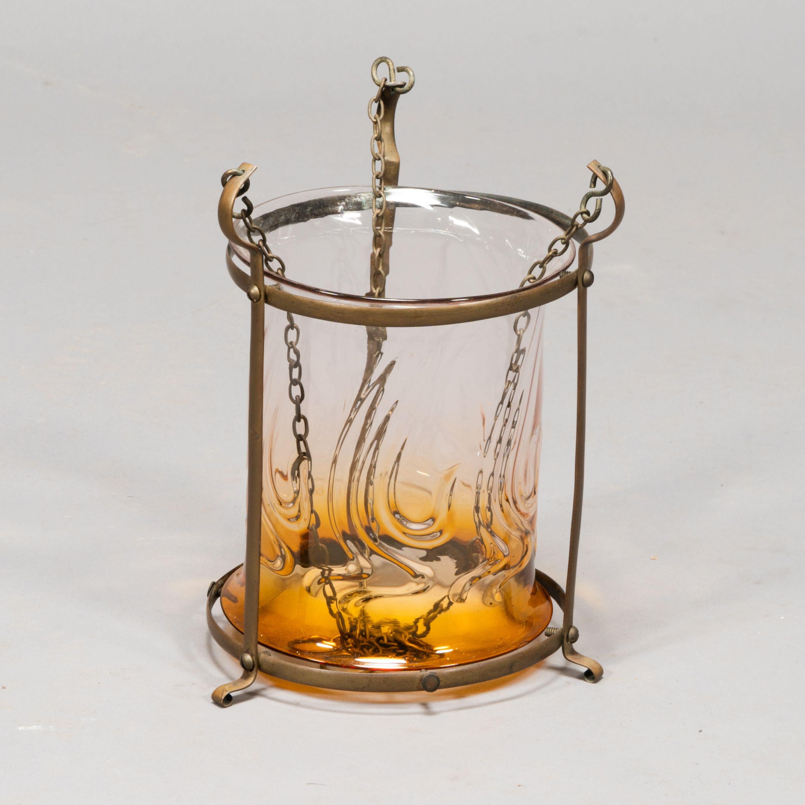 Laiton Lanterne en laiton de style Arts and Crafts avec un abat-jour subtilement teinté de bronze. en vente
