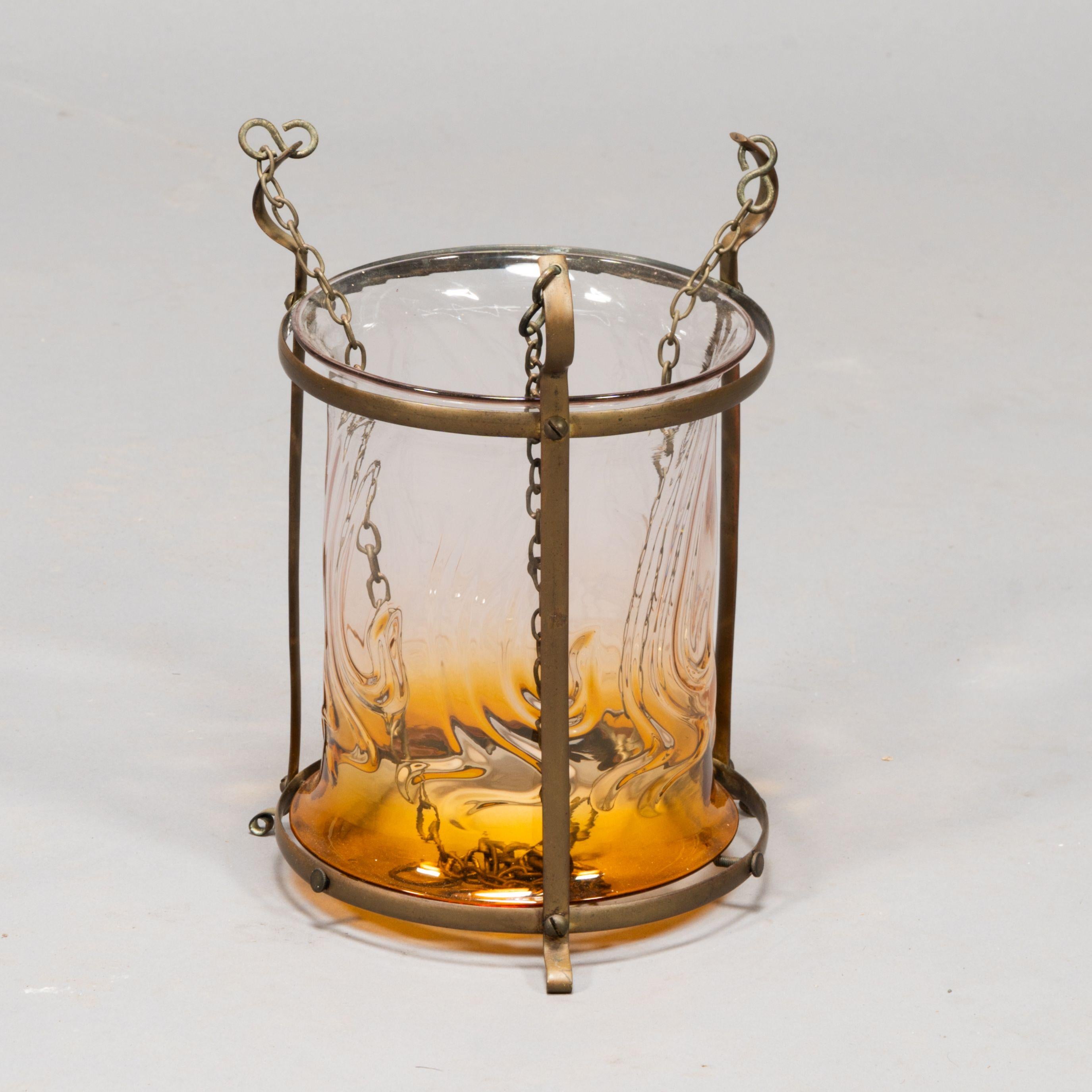 Lanterne en laiton de style Arts and Crafts avec un abat-jour subtilement teinté de bronze. en vente 1