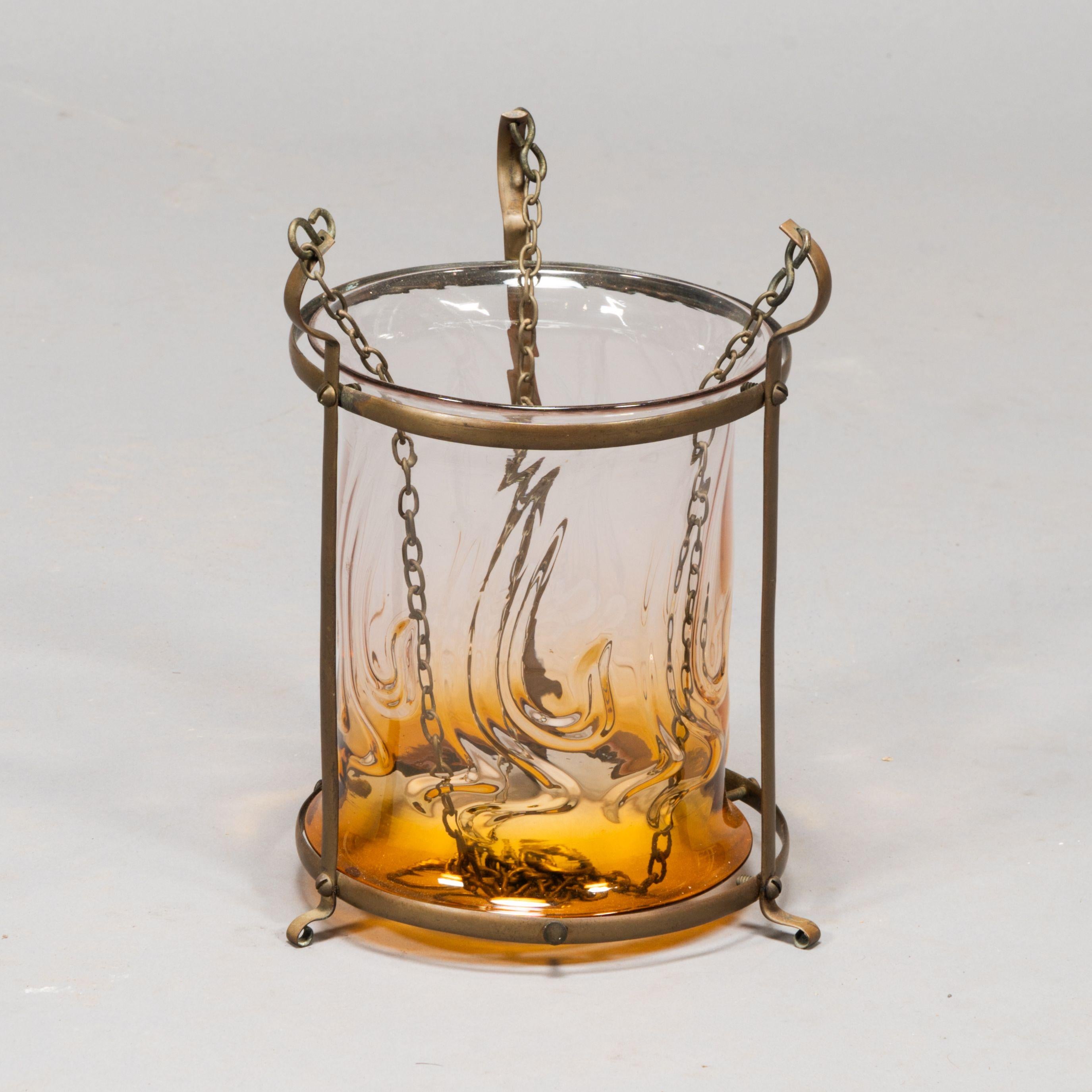 Lanterne en laiton de style Arts and Crafts avec un abat-jour subtilement teinté de bronze. en vente 2