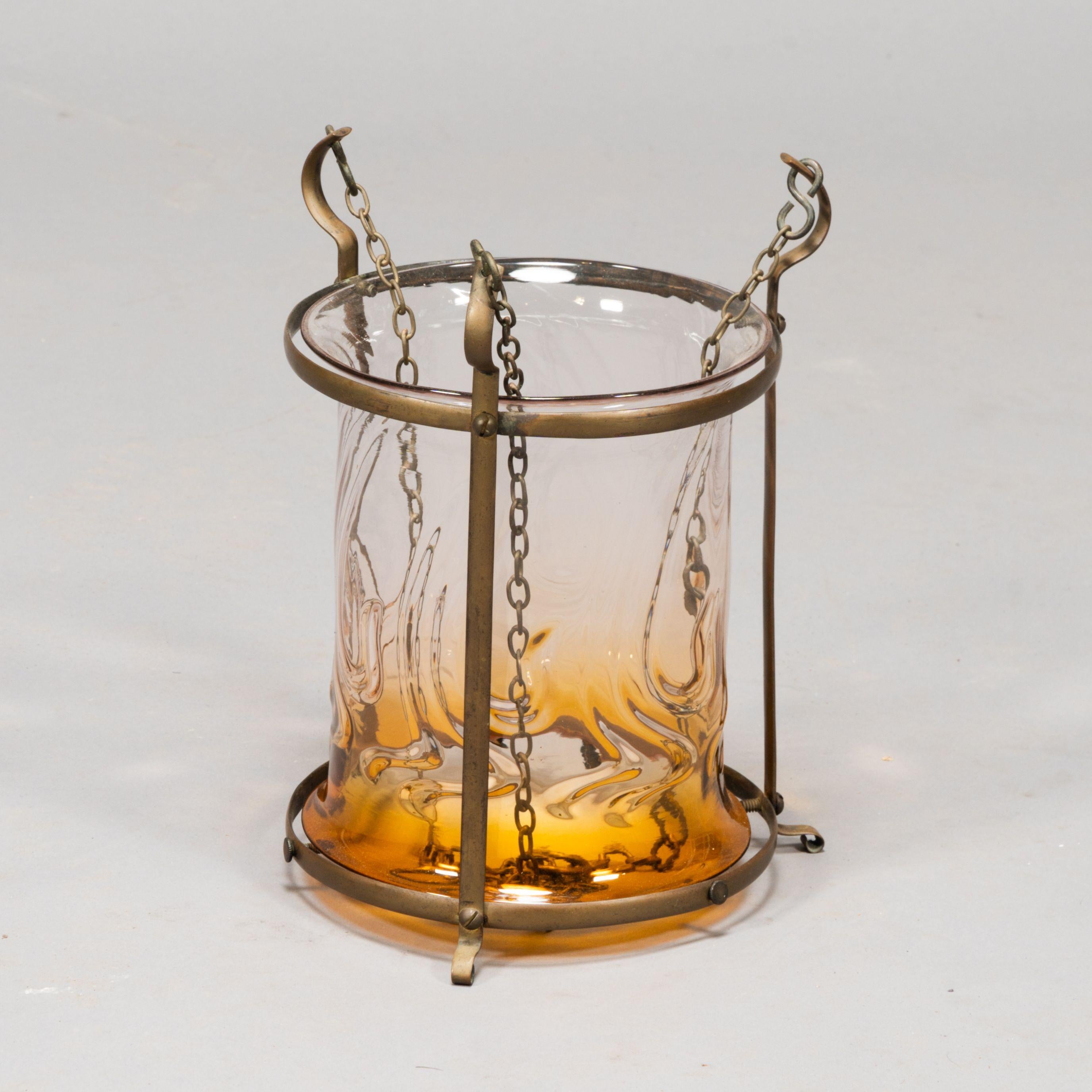 Lanterne en laiton de style Arts and Crafts avec un abat-jour subtilement teinté de bronze. en vente 3