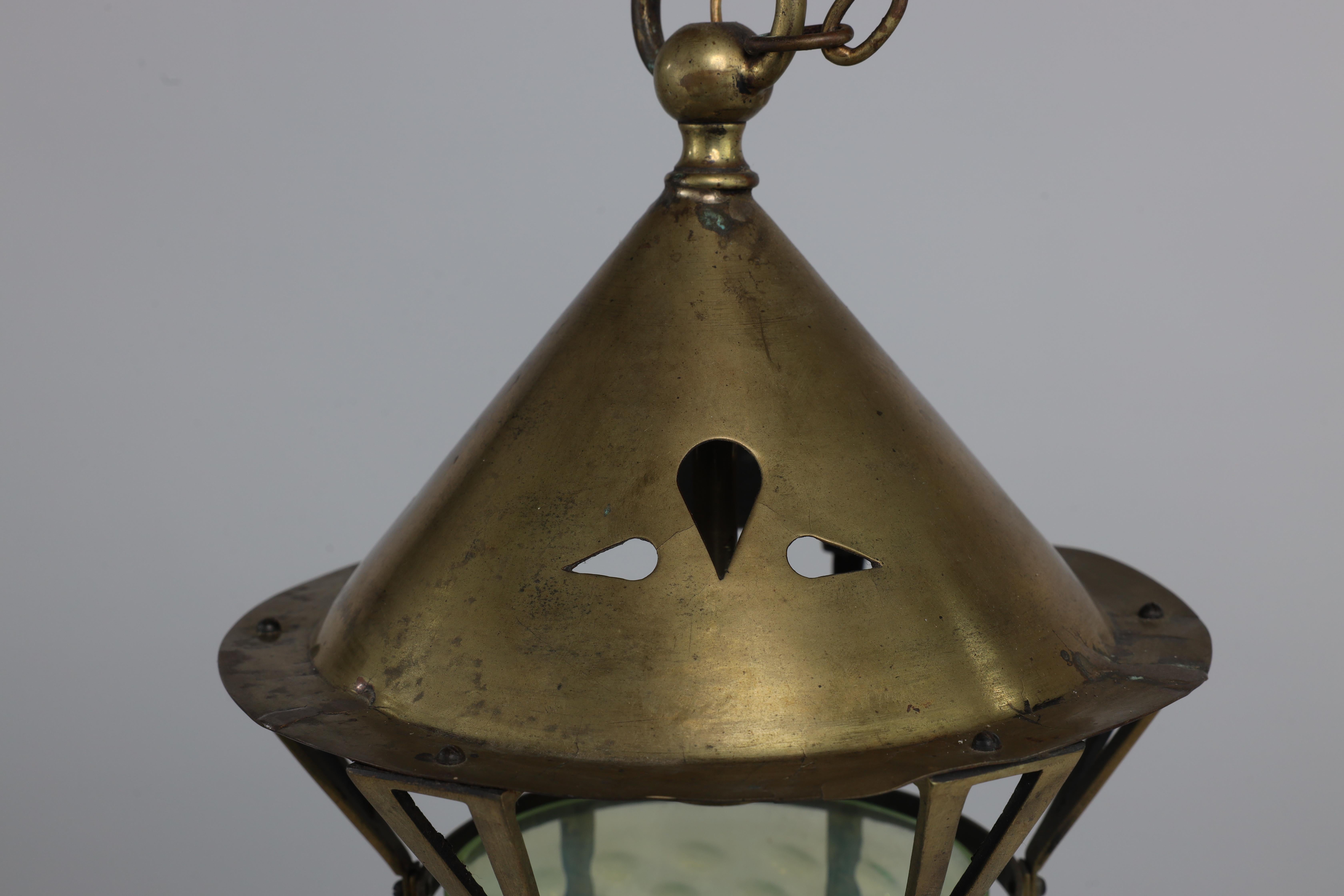 An Arts and Crafts brass lantern with the original bubble Vaseline glass shade. In Good Condition For Sale In London, GB