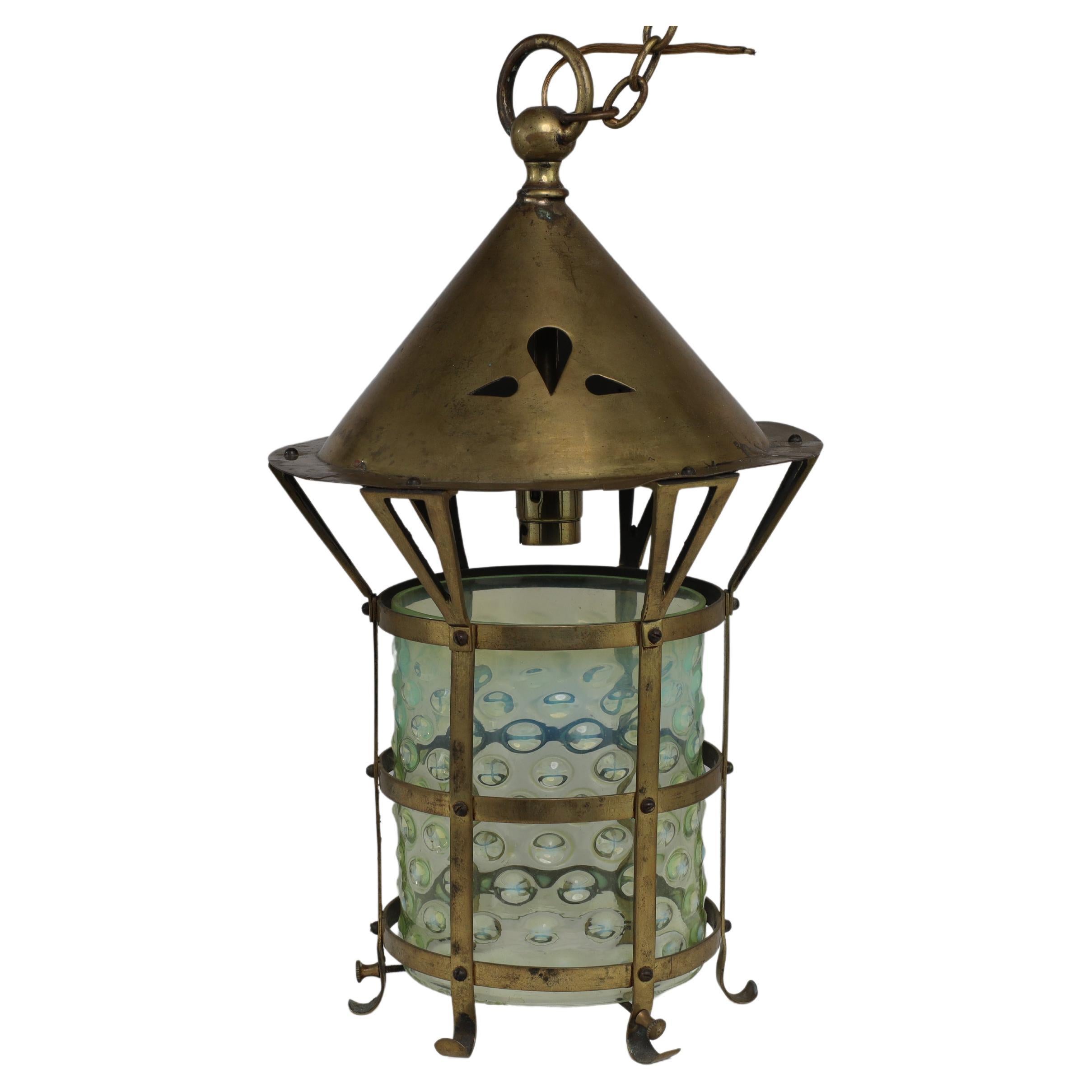 Una lanterna in ottone Arts and Crafts con il paralume originale in vetro di vaselina a bolle.