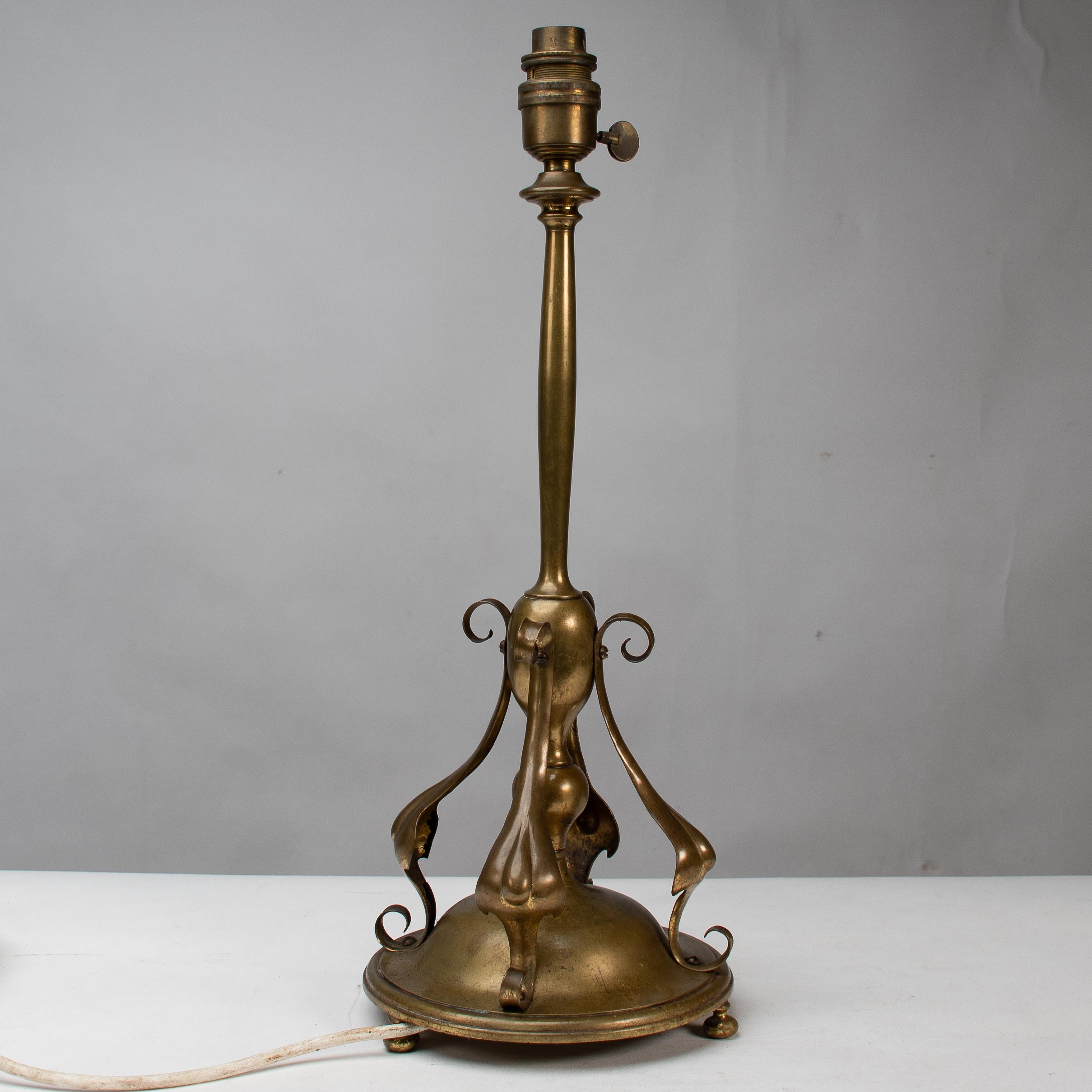 An Arts and Crafts brass table lamp in the style of C F A Voysey In Good Condition For Sale In London, GB